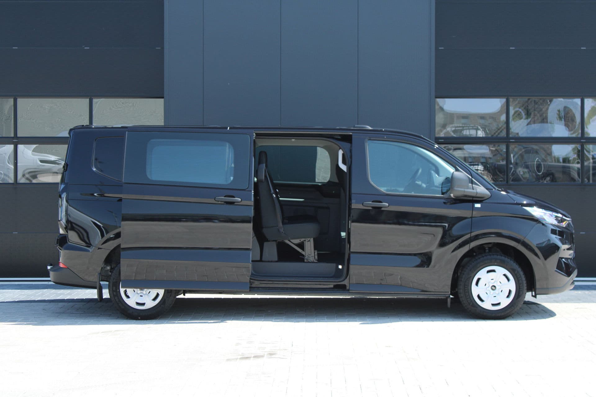 Ford Transit Custom 320 2.0 TDCI L2H1 Trend DC 136pk - Carplay - Android - Camera - Trekhaak - LED koplampen - Stoelverwarming - Draadloos laden - Rijklaar thumbnail 6