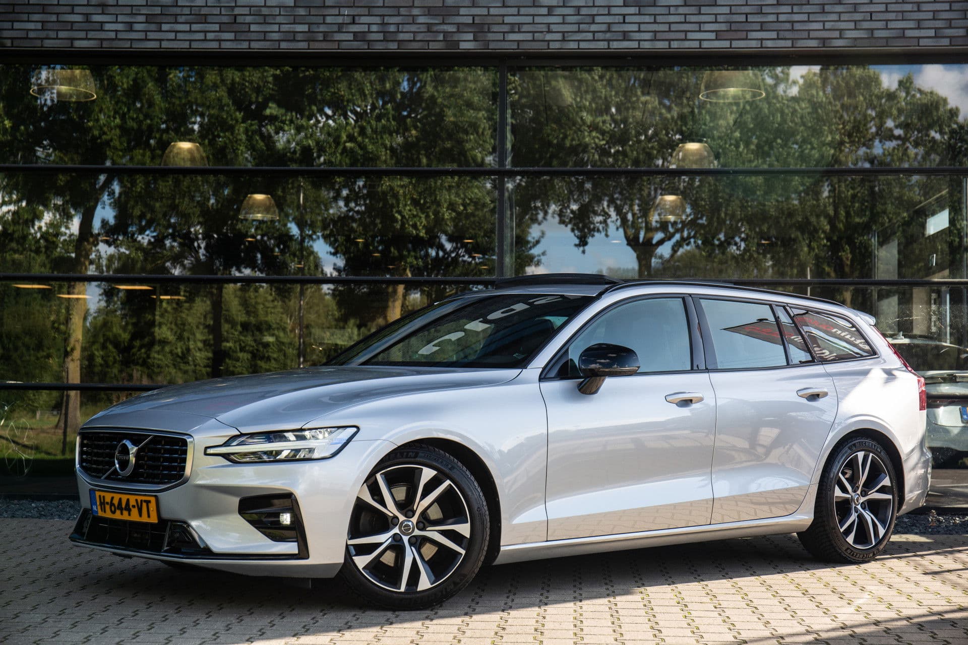 Volvo V60 2.0 T4 R-Design , Panoramadak, Nappaleder, BTW, Memory, Trekhaak thumbnail 2