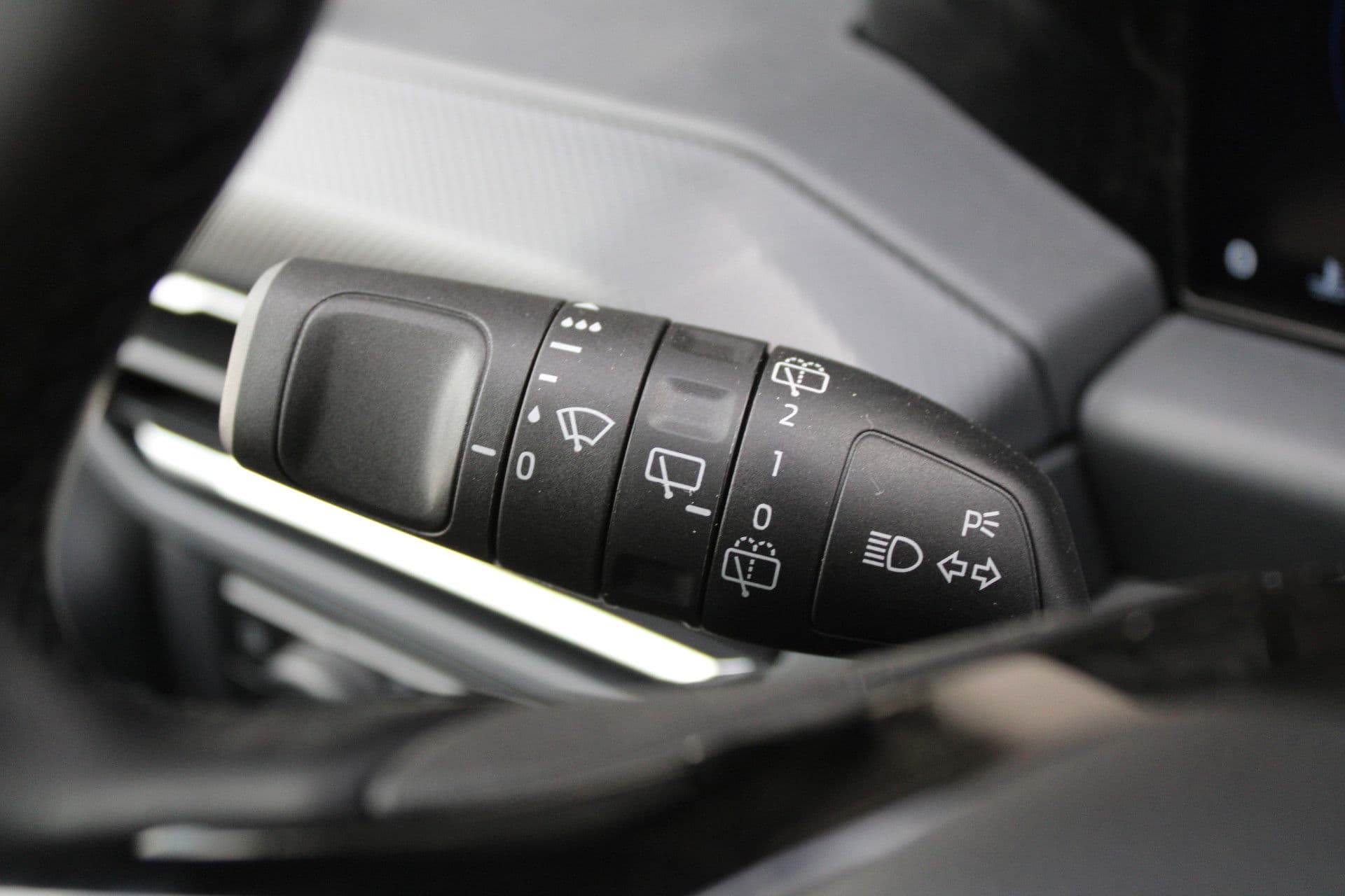 Ford Transit Custom 340 2.5 PHEV L2H1 Limited 232pk - 8 zits - Adaptive Cruise - Blind spot - Navi - Stuurverwarming - Airco achterin - Incl BPM - Rijklaar thumbnail 11