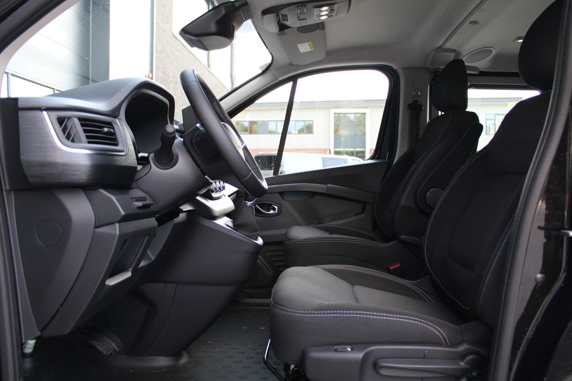 Renault Trafic 2.0 Blue dCi 170pk T29 L2H1 Extra DC - 2x Schuifdeur - Carplay - LED - Blind Spot - Navigatie - Camera - Trekhaak - Stoelverwarming - Rijklaar thumbnail 11