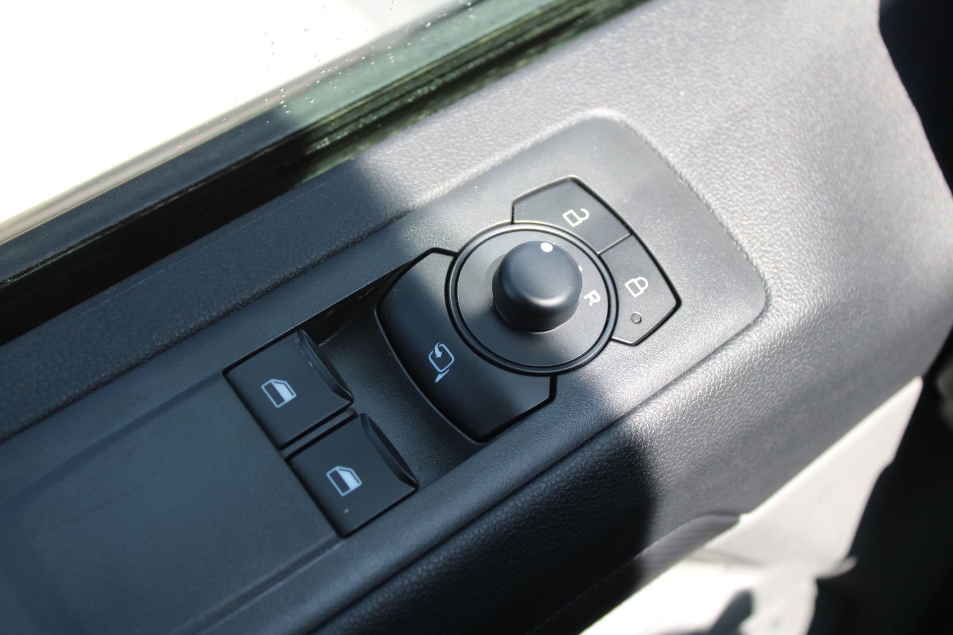 Ford Transit Custom 320 2.0 TDCI L2H1 Trend DC 136pk - Carplay - Android - Camera - Trekhaak - LED koplampen - Stoelverwarming - Draadloos laden - Rijklaar thumbnail 17