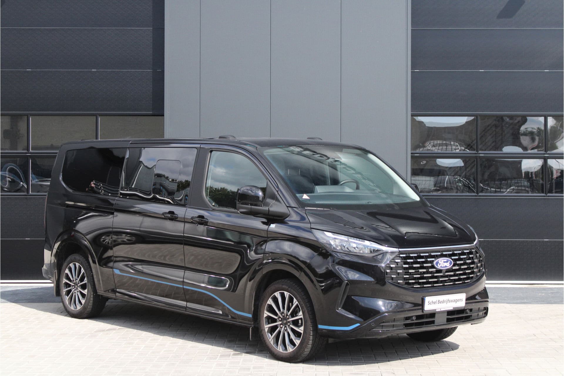 Ford Tourneo Custom 320 2.0 TDCI L2H1 Titanium X DC 170pk - Adaptive Cruise - LED - Blind Spot - Leder - Navigatie - 360 Camera - Trekhaak - Rijklaar thumbnail 3