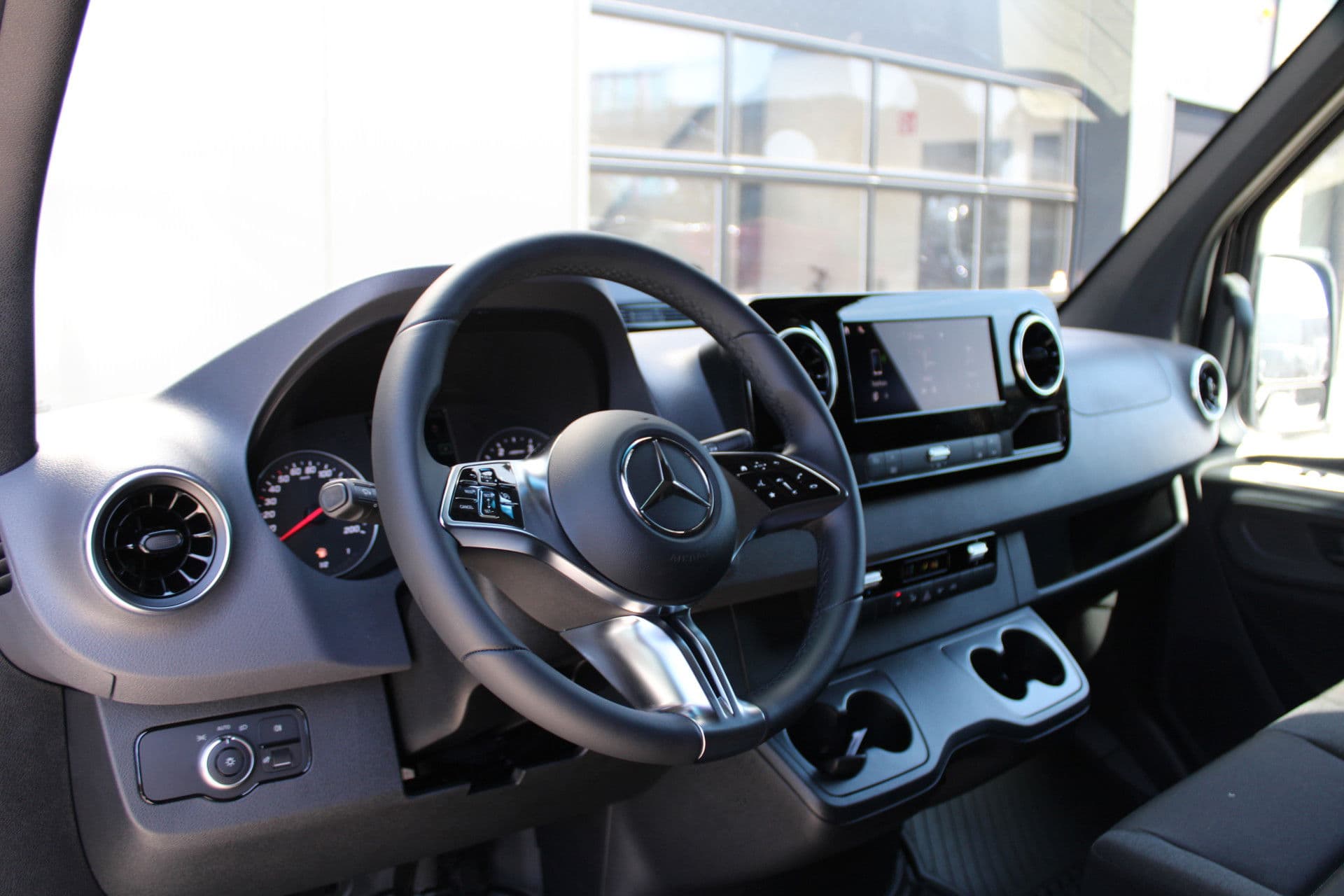 Mercedes-Benz Sprinter 317CDI L2H2 Select - LED - Mbux 10 - 3.5t Trekhaak - Geveerde Stoel - Betimmering - Camera - Carplay - Blind spot - Cruise - Rijklaar thumbnail 14