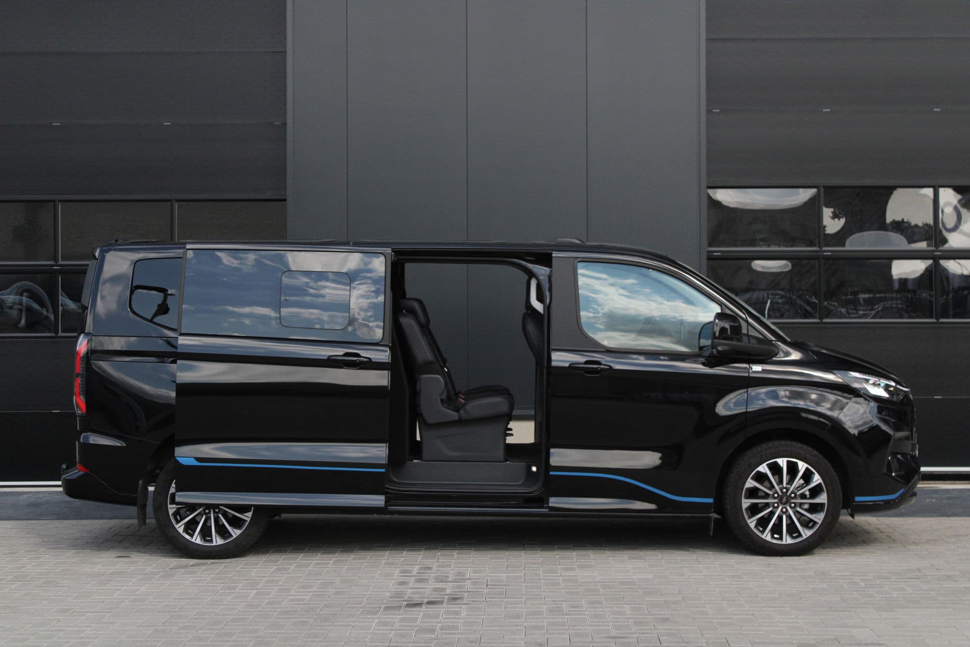 Ford Tourneo Custom 320 2.0 TDCI L2H1 Titanium X DC 170pk - Adaptive Cruise - LED - Blind Spot - Leder - Navigatie - 360 Camera - Trekhaak - Rijklaar thumbnail 4