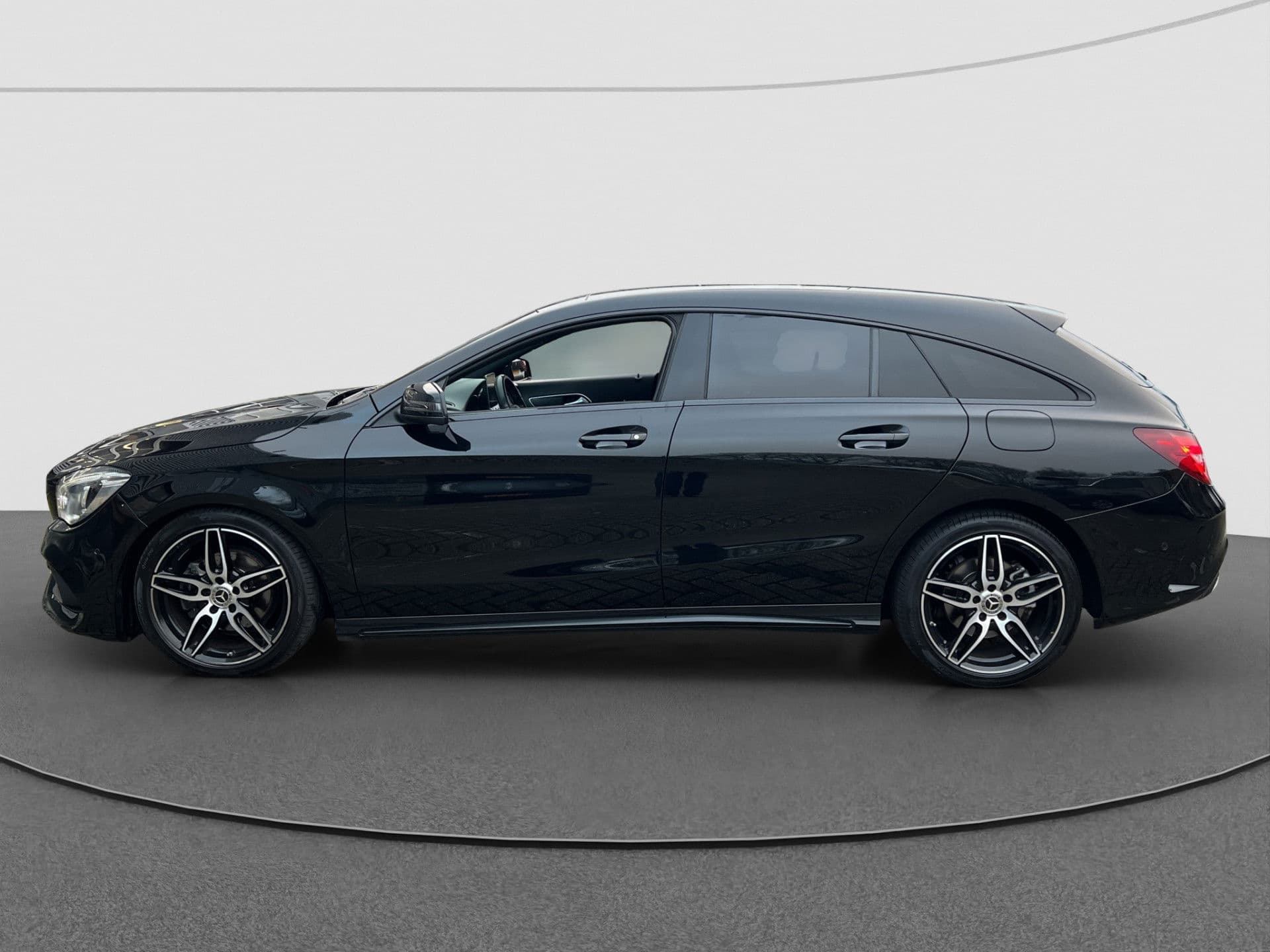 Mercedes-Benz CLA-Klasse Shooting Brake 180 AMG Night Pack | NL AUTO | Pano | Stoelverw. | Half Leder thumbnail 8
