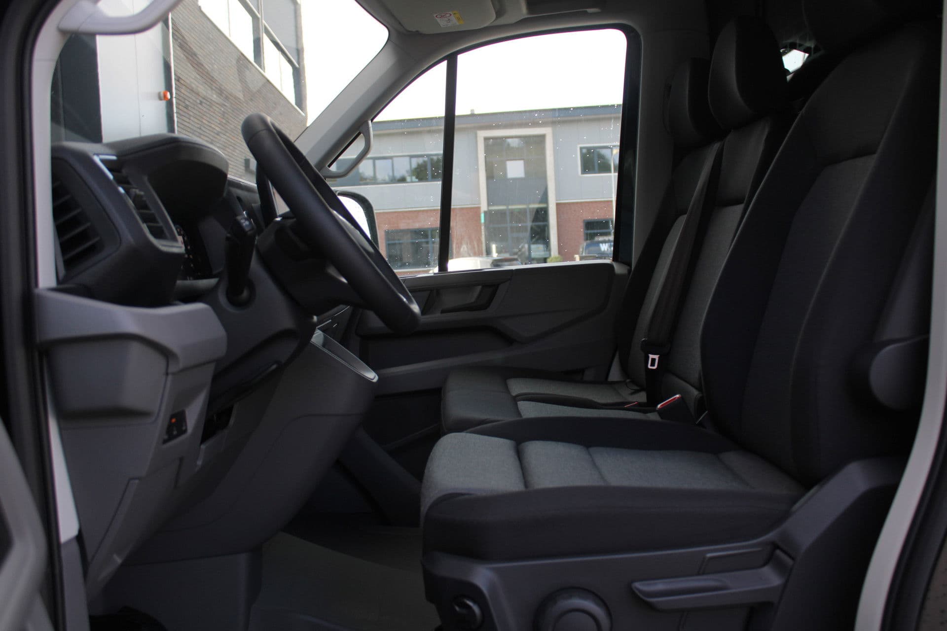 Volkswagen Crafter 35 2.0 TDI L3H3 177pk - Facelift - Navigatie - LED - Geveerde stoel - Virtual cockpit - Camera - Trekhaak - Stoelverwarming - Rijklaar thumbnail 7