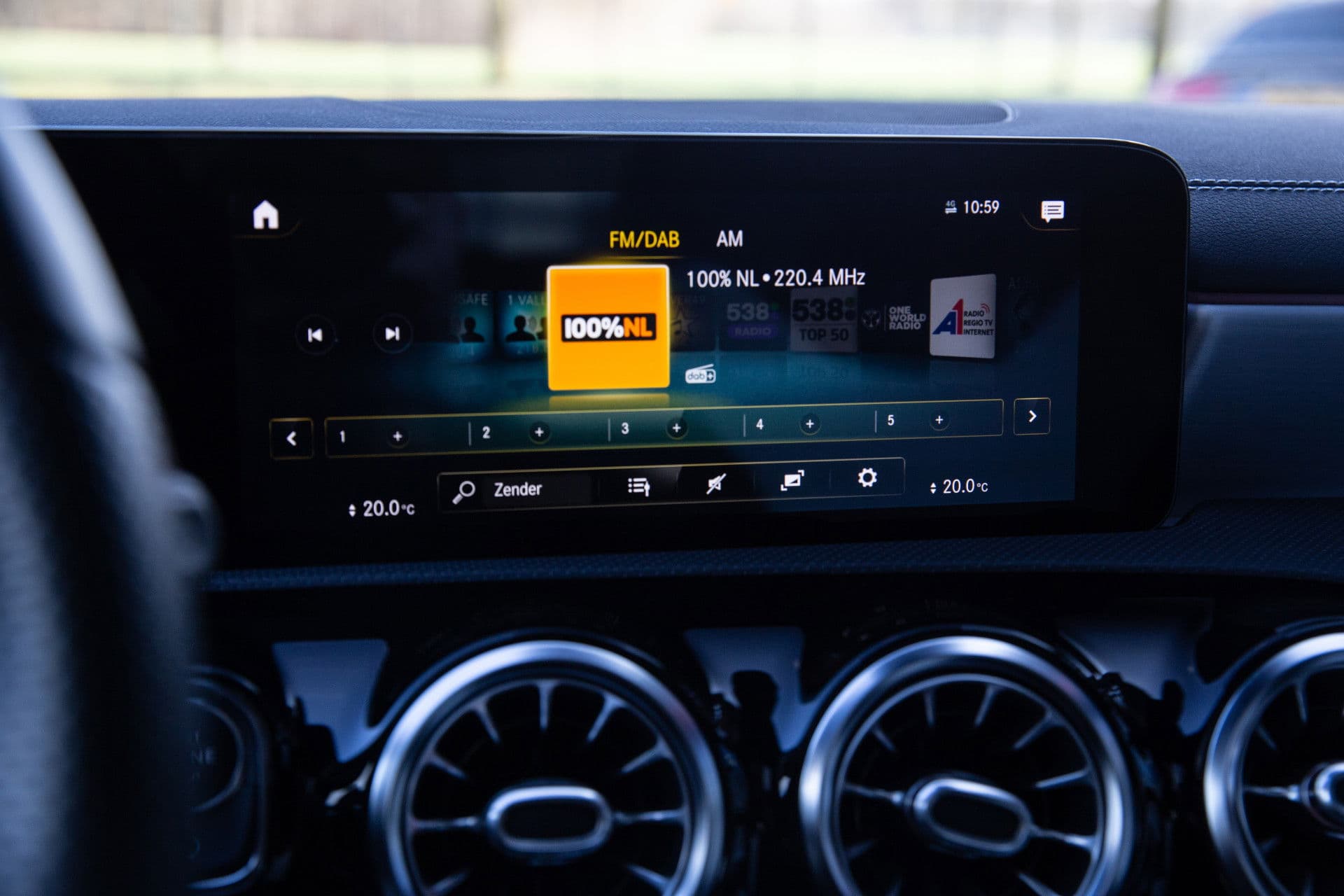 Mercedes-Benz CLA-Klasse 200 Premium Plus AMG , Panoramadak, Burmester, Head-up display, Vol! thumbnail 16