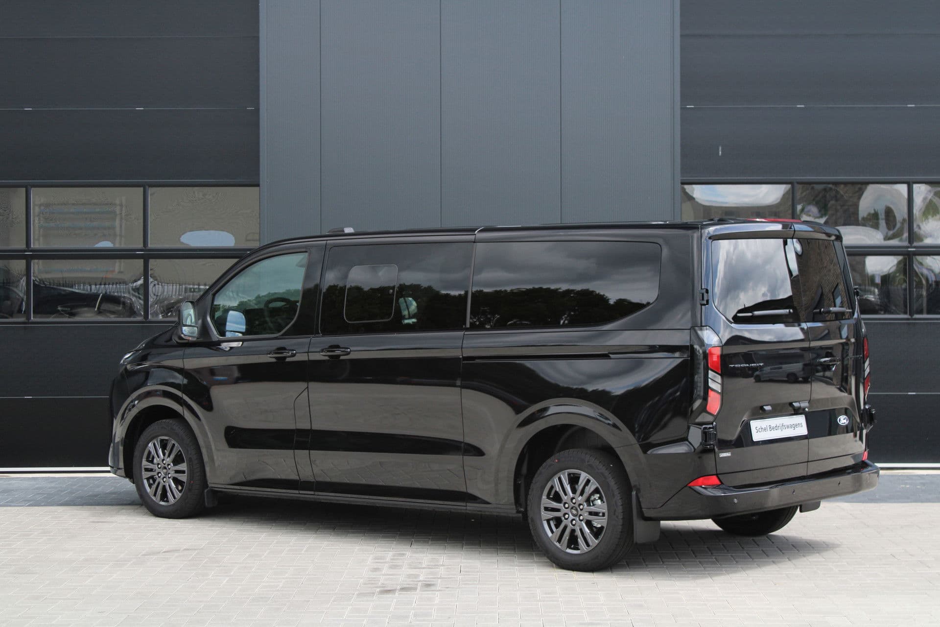 Ford Transit Custom 340 2.5 PHEV L2H1 Limited 232pk - 8 zits - Adaptive Cruise - Blind spot - Navi - Stuurverwarming - Airco achterin - Incl BPM - Rijklaar thumbnail 32