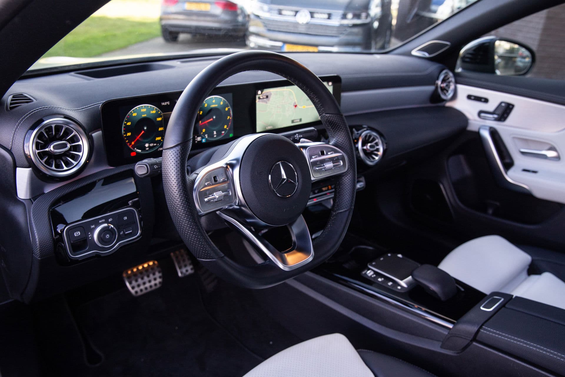 Mercedes-Benz CLA-Klasse 200 Premium Plus AMG , Panoramadak, Burmester, Head-up display, Vol! thumbnail 5