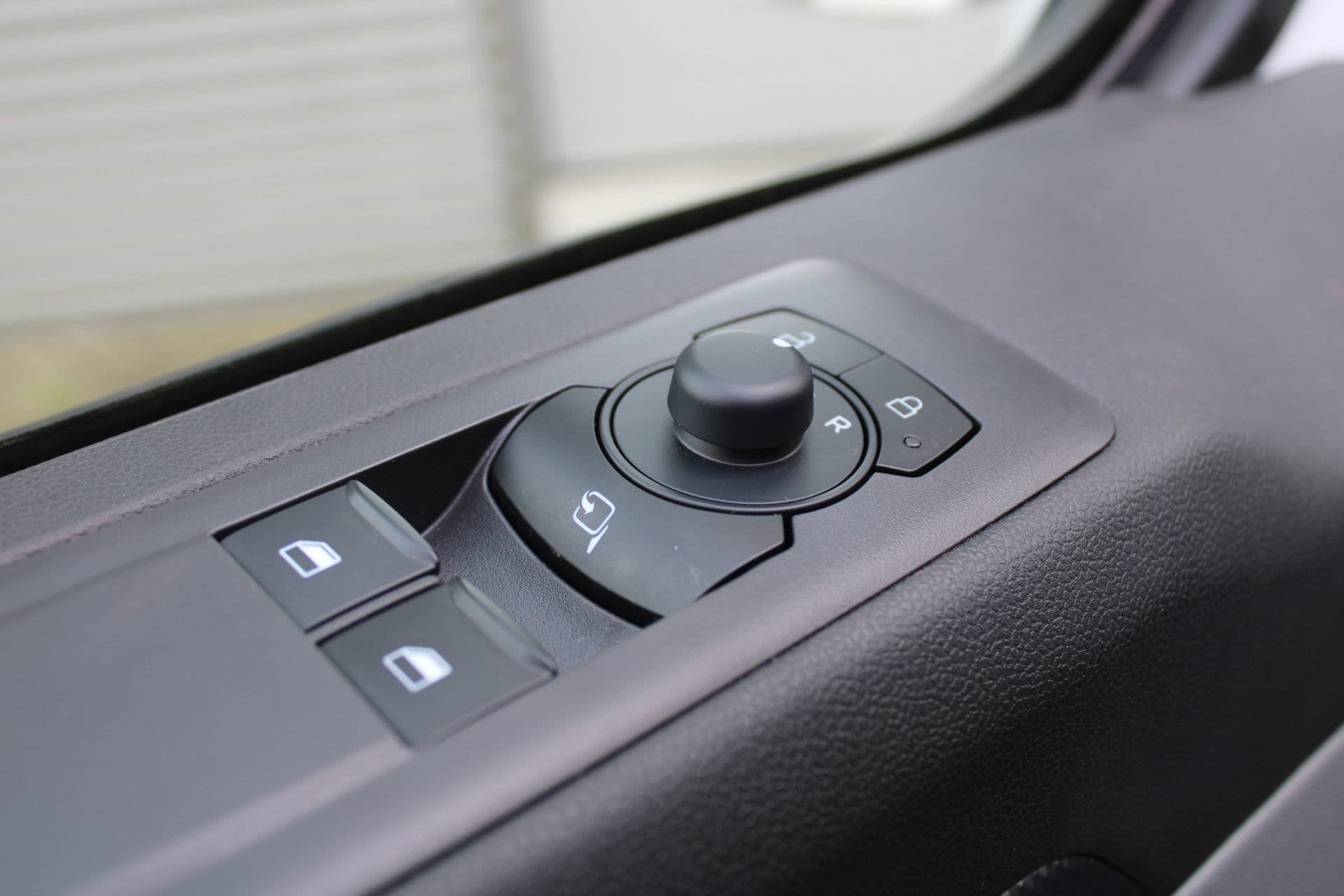 Ford Transit Custom 320 2.0 TDCI L2H1 Trend DC 136pk - Raptor Grill - Styling Pack - LM velgen - Betimmering - Camera - Trekhaak - LED koplampen - Rijklaar thumbnail 23