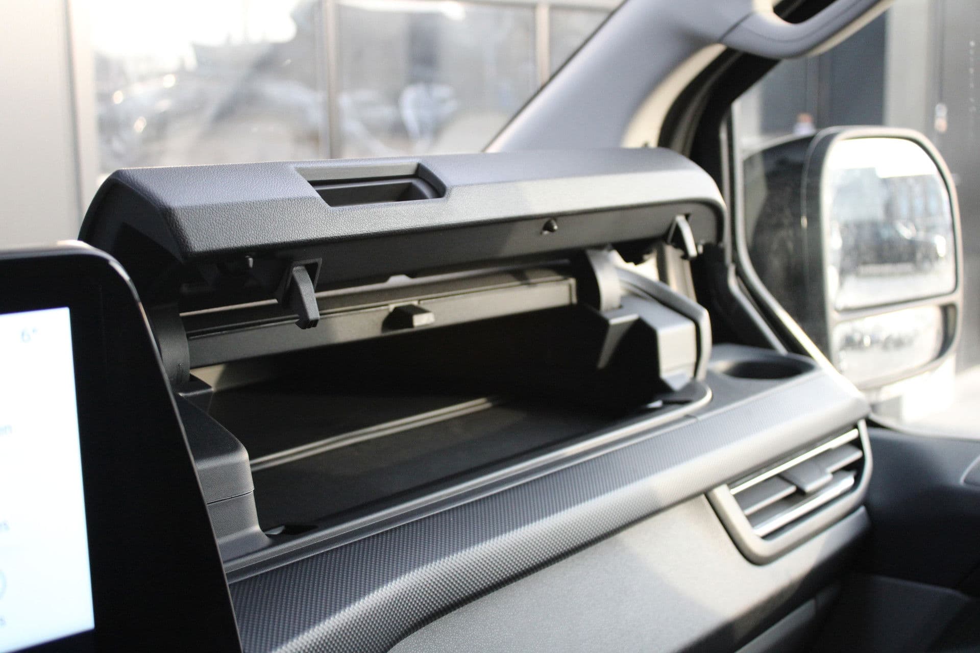 Ford Transit Custom 320 2.5 PHEV L2H1 Limited 232pk - 2x Schuifdeur - Trekhaak - Stoel/Stuurverwarming - Blindspot - Keyless - Rijklaar thumbnail 35