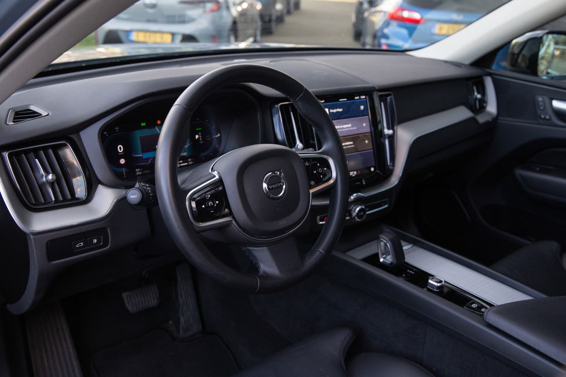 Volvo XC60 2.0 T6 Plug-in hybrid AWD Plus Dark , Panoramadak, Keyless entry, Carplay, thumbnail 5