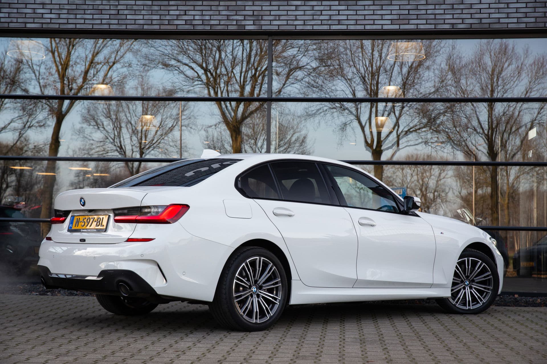 BMW 3-serie 320e Business Edition Plus , Panoramadak, Leer, Carplay, thumbnail 2