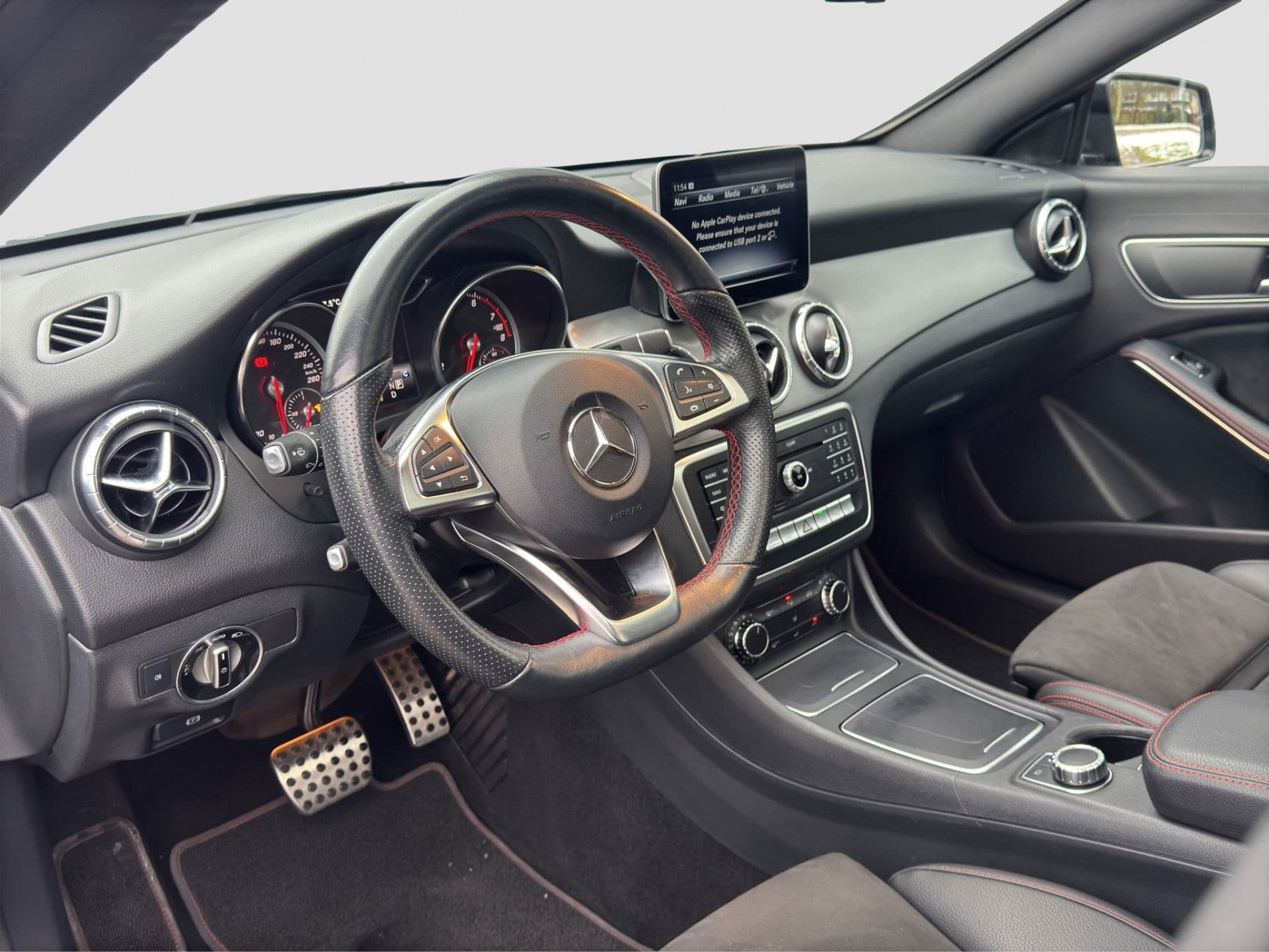 Mercedes-Benz CLA-Klasse 180 AMG | Pano | Carplay | Camera | Stoelverw thumbnail 10
