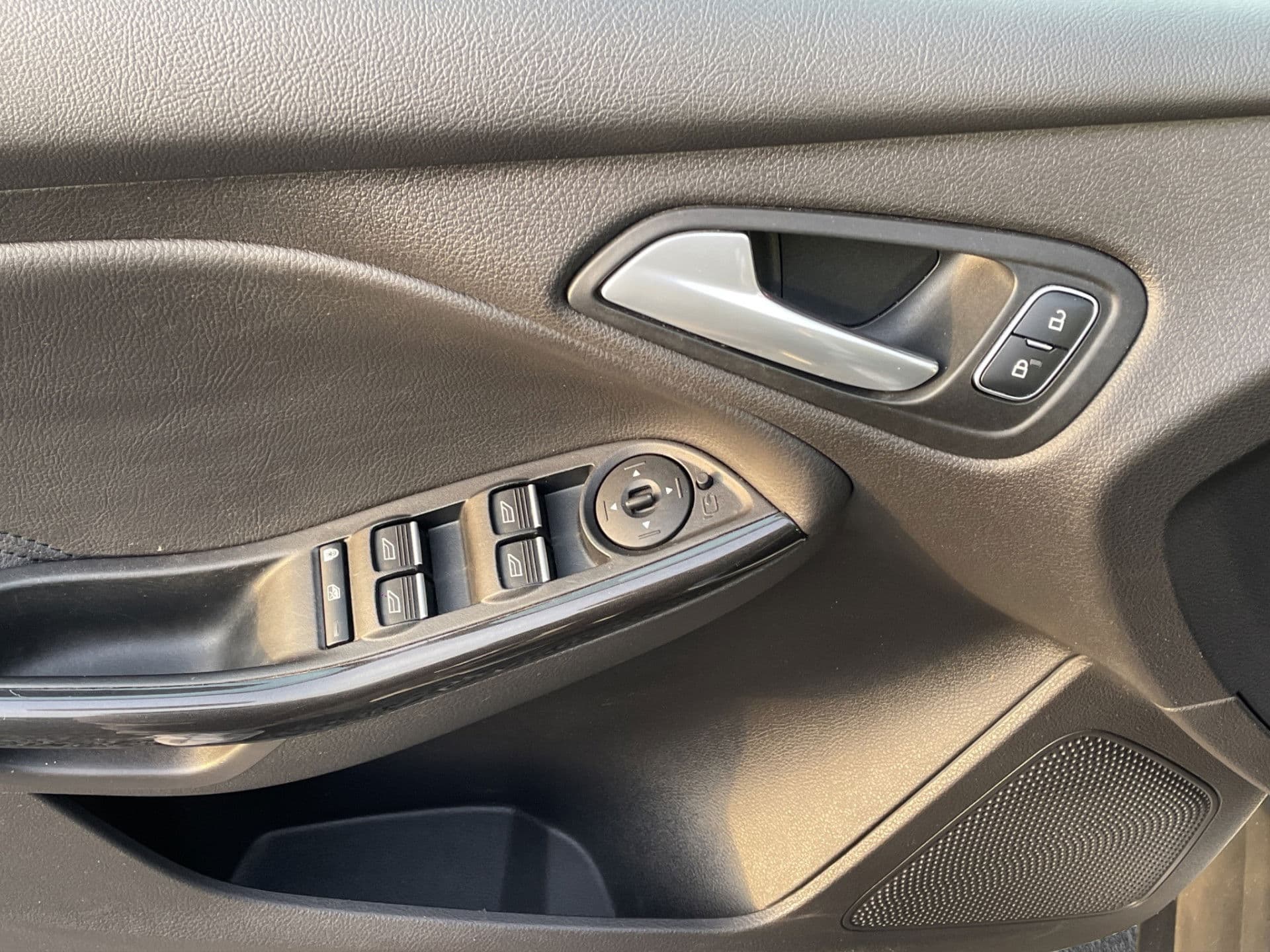 Ford FOCUS Wagon 1.5 TDCI Titanium Edition Leder | Navi | D.hoek | Trekhaak thumbnail 9