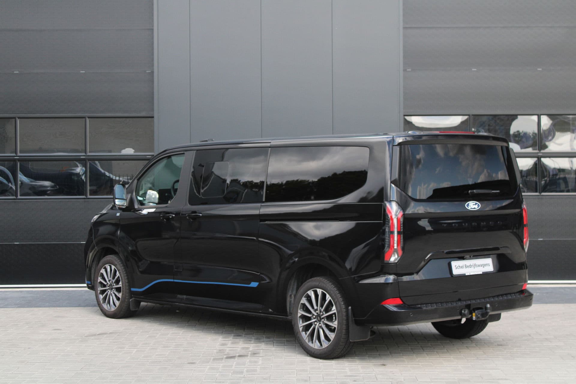 Ford Tourneo Custom 320 2.0 TDCI L2H1 Titanium X DC 170pk - Adaptive Cruise - LED - Blind Spot - Leder - Navigatie - 360 Camera - Trekhaak - Rijklaar thumbnail 9