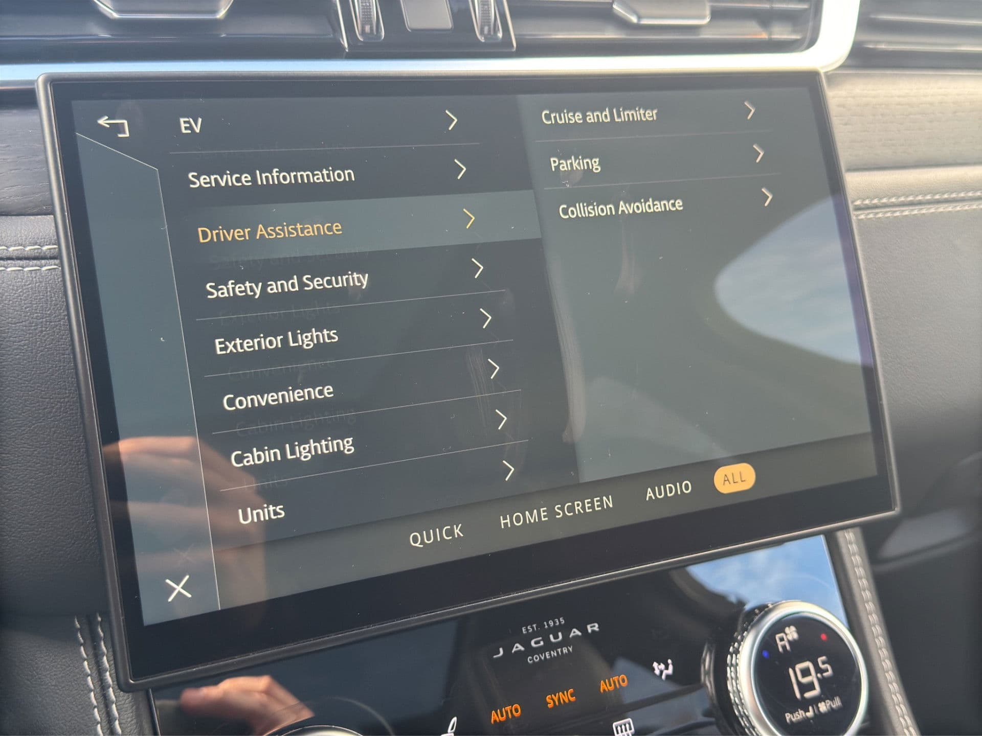 Jaguar F-Pace P400e R-Dynamic SE | Pano | Memory | Meridian | Camera | Adaptive thumbnail 19