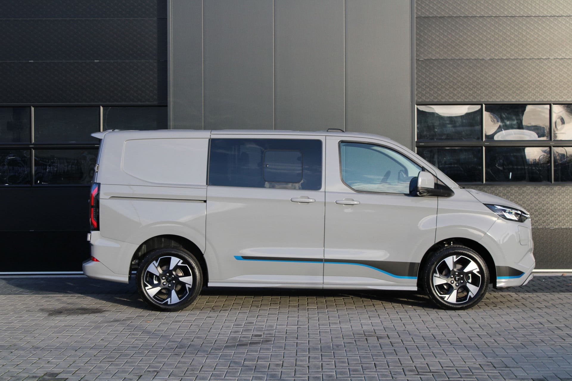 Ford Transit Custom 320 2.5 PHEV L1H1 Sport DC 232pk - 2x Schuif - 360 Camera - ACC - Keyless - Stoel/Stuurverwarming - Blindspot - Incl BPM - Rijklaar thumbnail 4