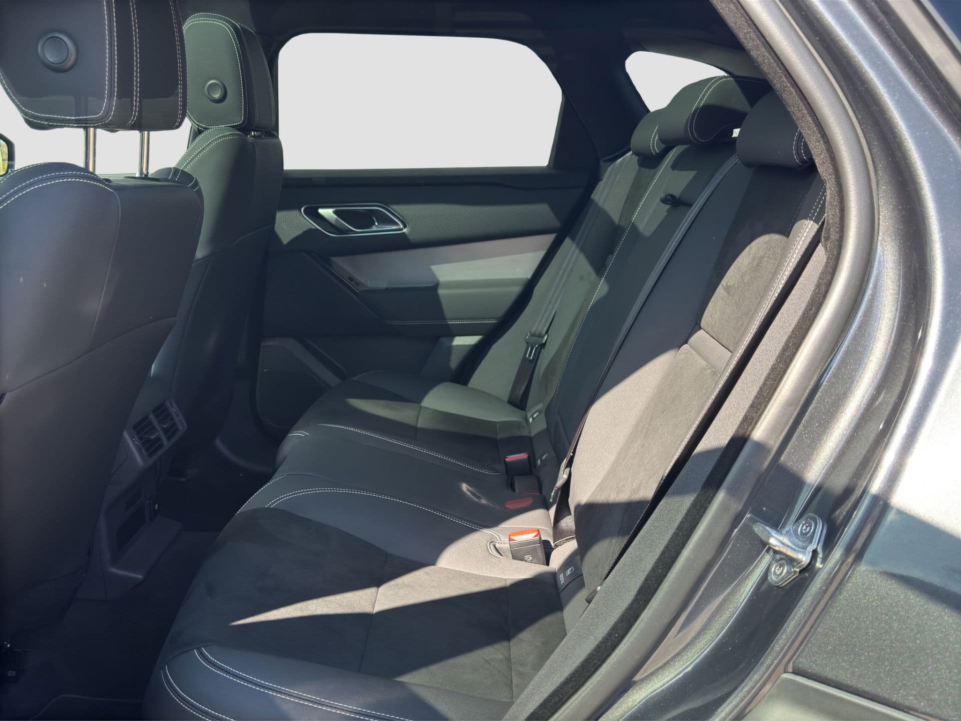 Land Rover Range Rover Velar 2.0 P400e R-Dynamic | Pano | Two-Tone | 360 | Virtual | HUD | 21'' thumbnail 23