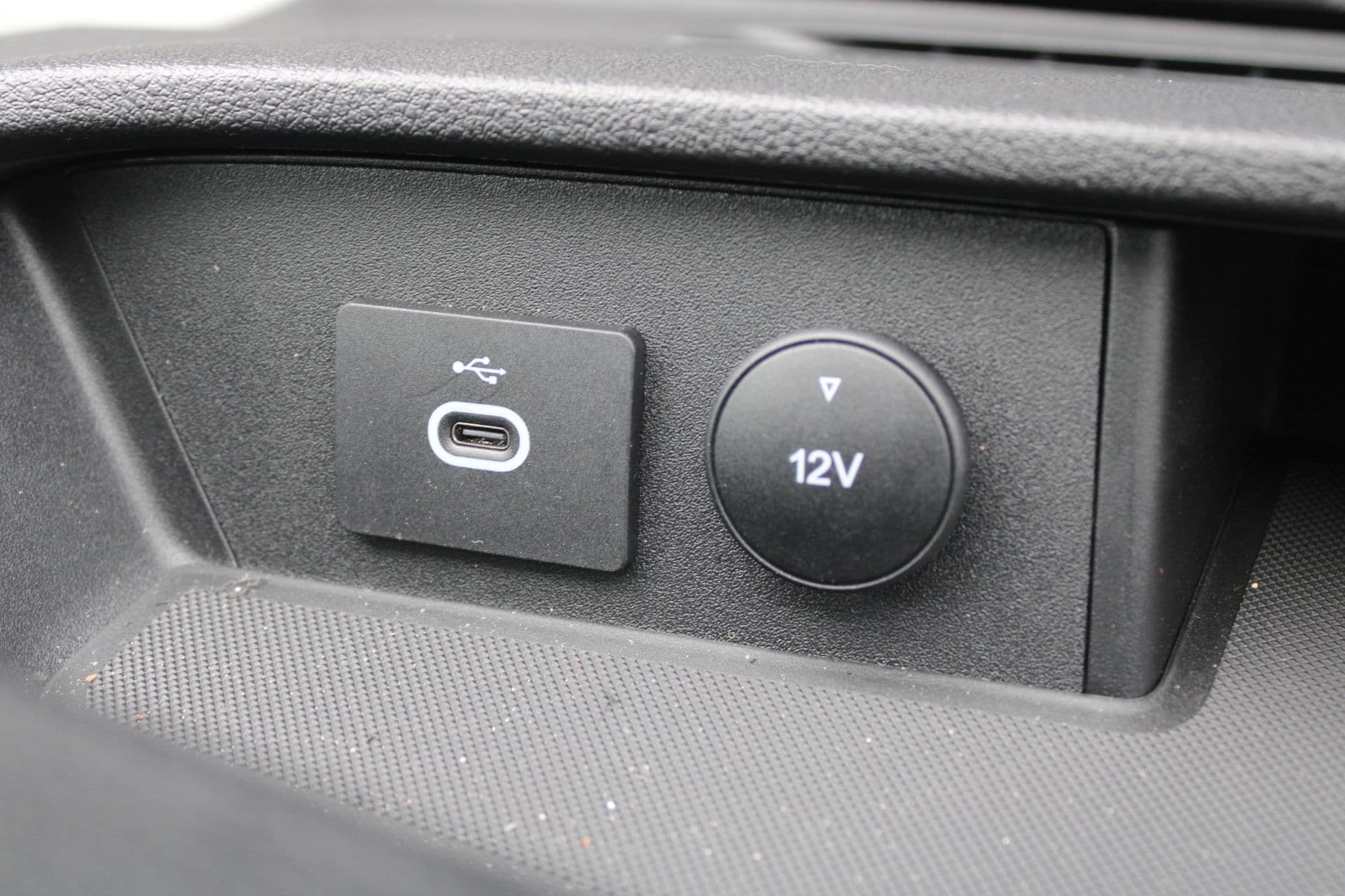 Ford Transit 350 2.0 TDCI L3H2 Limited Raptor 165pk - LUCHTVERING - ACC - Blind Spot - 360 camera - Raptor Grill - Stoel-Stuurverwarming - Trekhaak - Rijklaar thumbnail 37