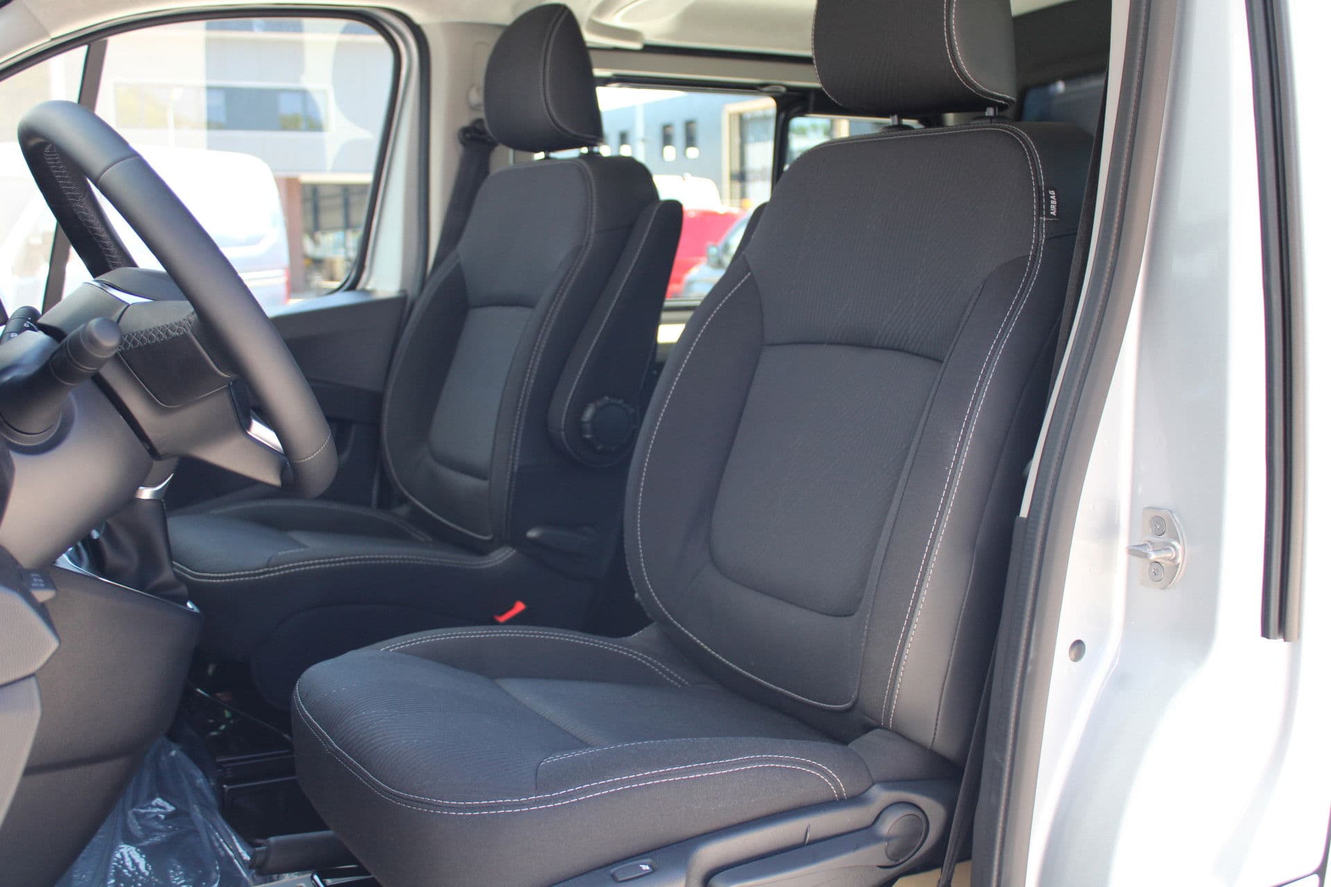 Renault Trafic 2.0 Blue dCi 170pk T29 L2H1 Extra DC - 2x Schuifdeur - Carplay - LED - Blind Spot - Navigatie - Camera - Trekhaak - Stoelverwarming - Rijklaar thumbnail 12