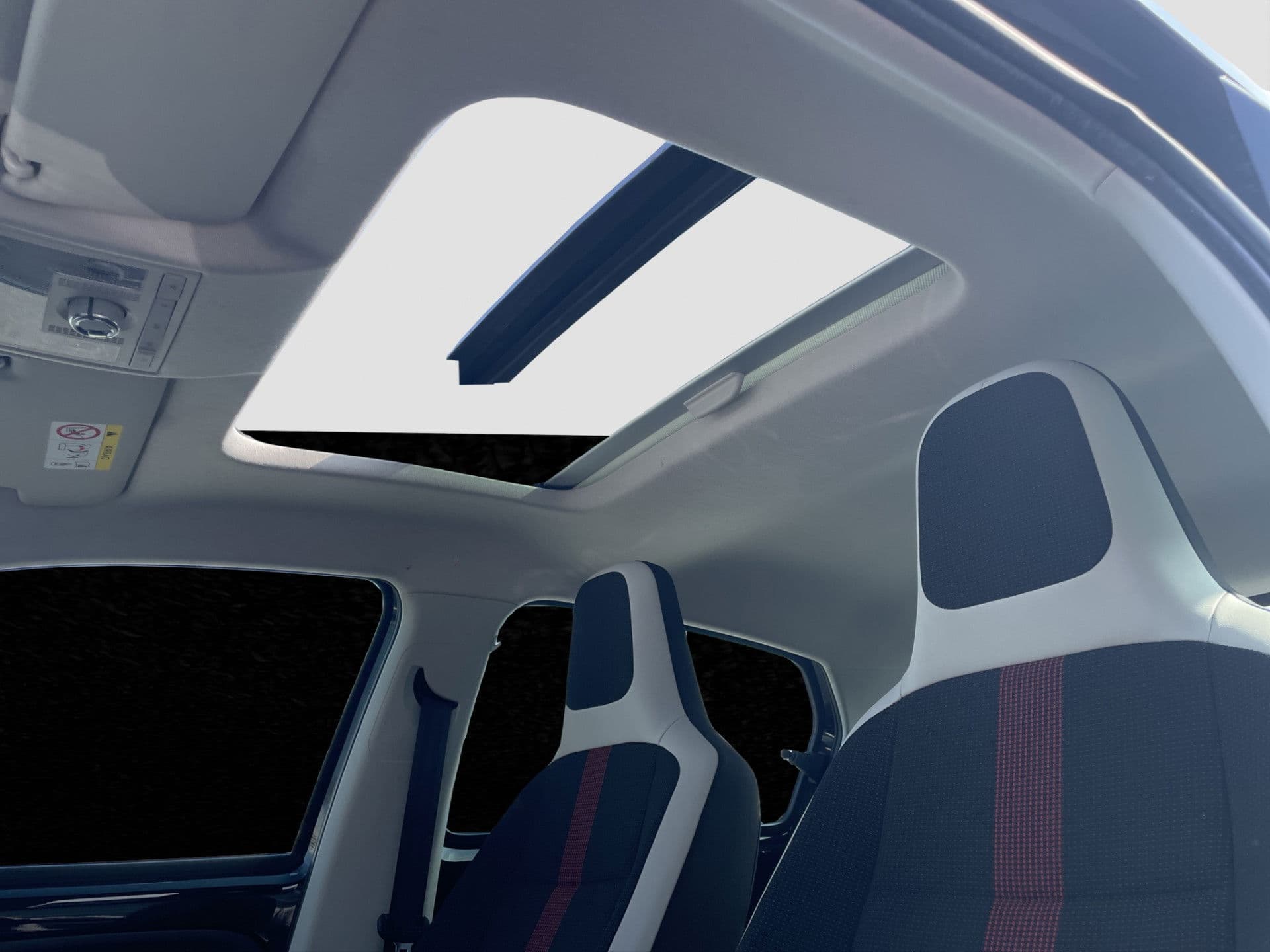 Volkswagen Up! 1.0 BMT high up! | Pano | Cruise | Camera | Leder thumbnail 5