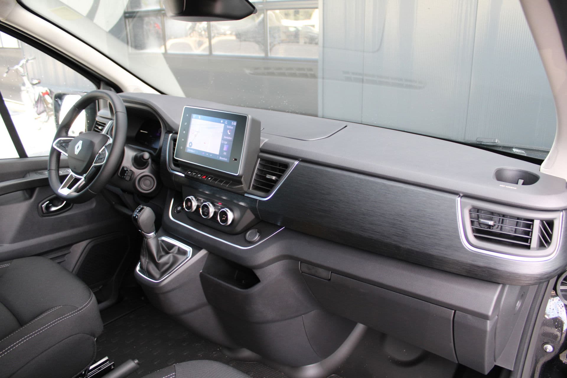 Renault Trafic 2.0 Blue dCi 170pk T29 L2H1 Extra DC - 2x Schuifdeur - Carplay - LED - Blind Spot - Navigatie - Camera - Trekhaak - Stoelverwarming - Rijklaar thumbnail 42