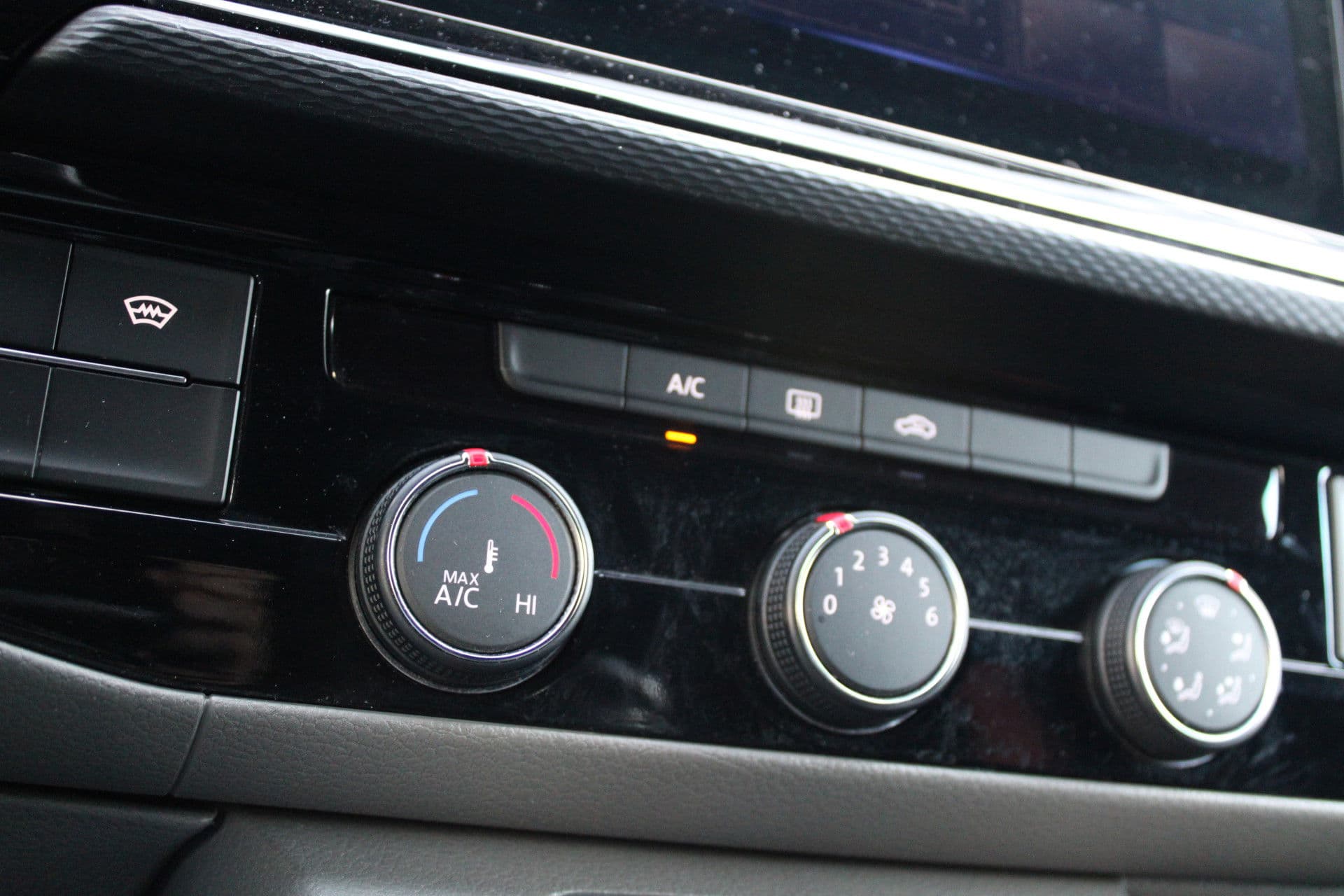 Volkswagen Transporter 2.0 TDI L2H1 28 Bulli 150pk - 20 Inch - Camera - Trekhaak - Leder - ACC - LED - Rijklaar thumbnail 24