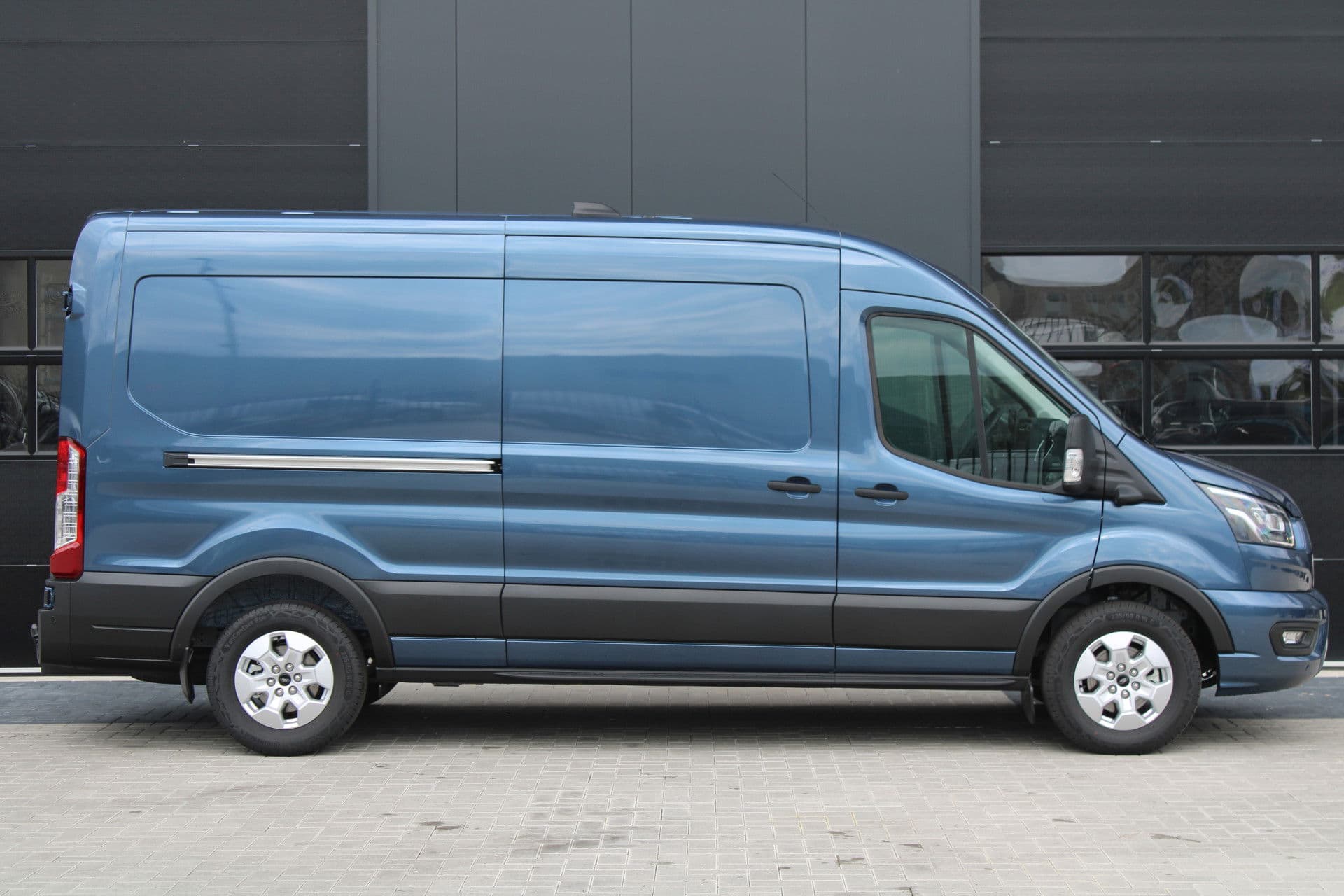 Ford Transit 350 2.0 TDCI L3H2 Limited 165pk - LUCHTVERING - ACC - Blind Spot - 360 camera - Navigatie - Stoel-Stuurverwarming - Trekhaak - Rijklaar thumbnail 29