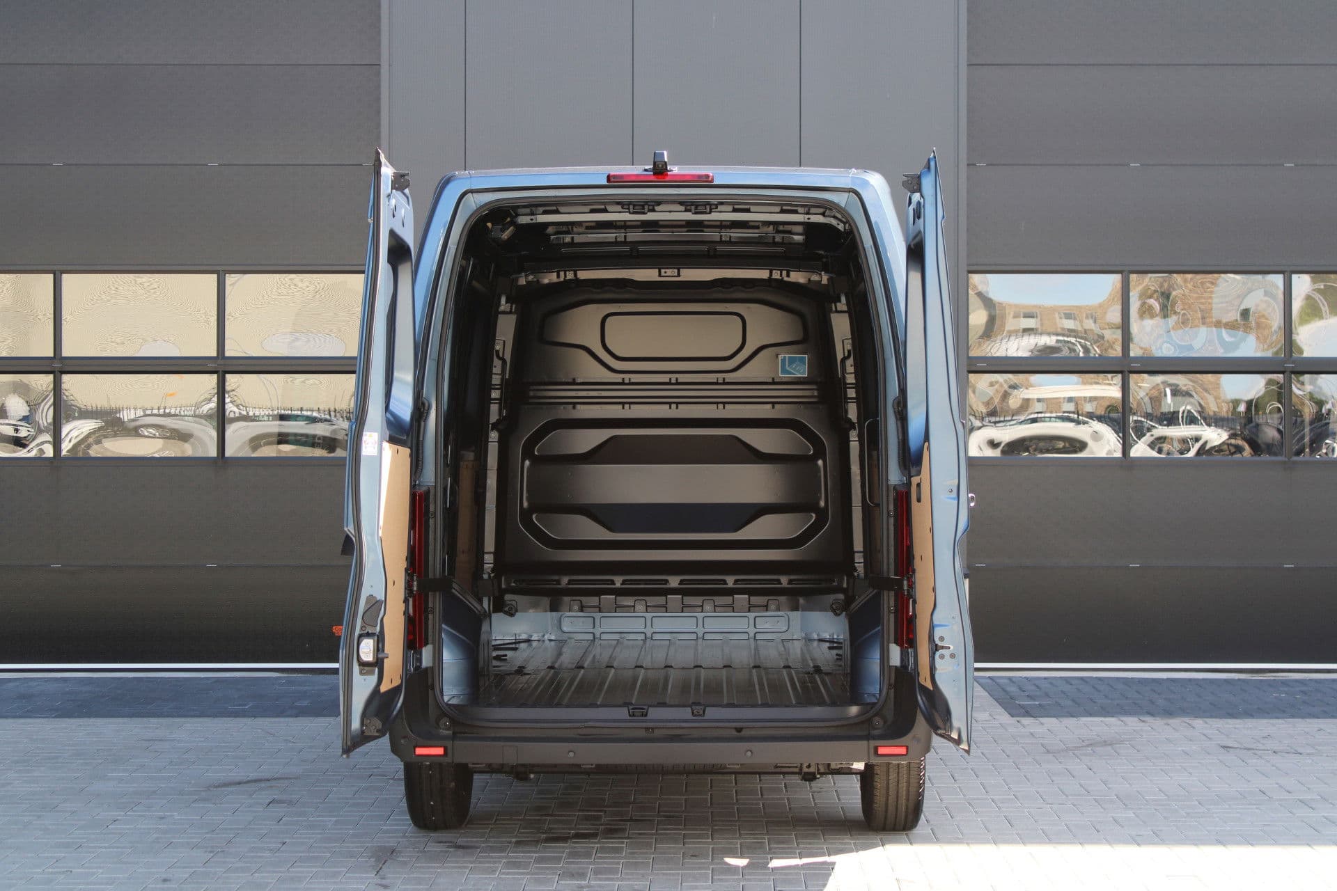 Renault Master T35 2.0 dCi 170pk L2H2 Extra - 2x Schuifdeur - Navigatie - Blind Spot - Camera - Stoelverwarming - Verwarmde voorruit - Rijklaar thumbnail 4