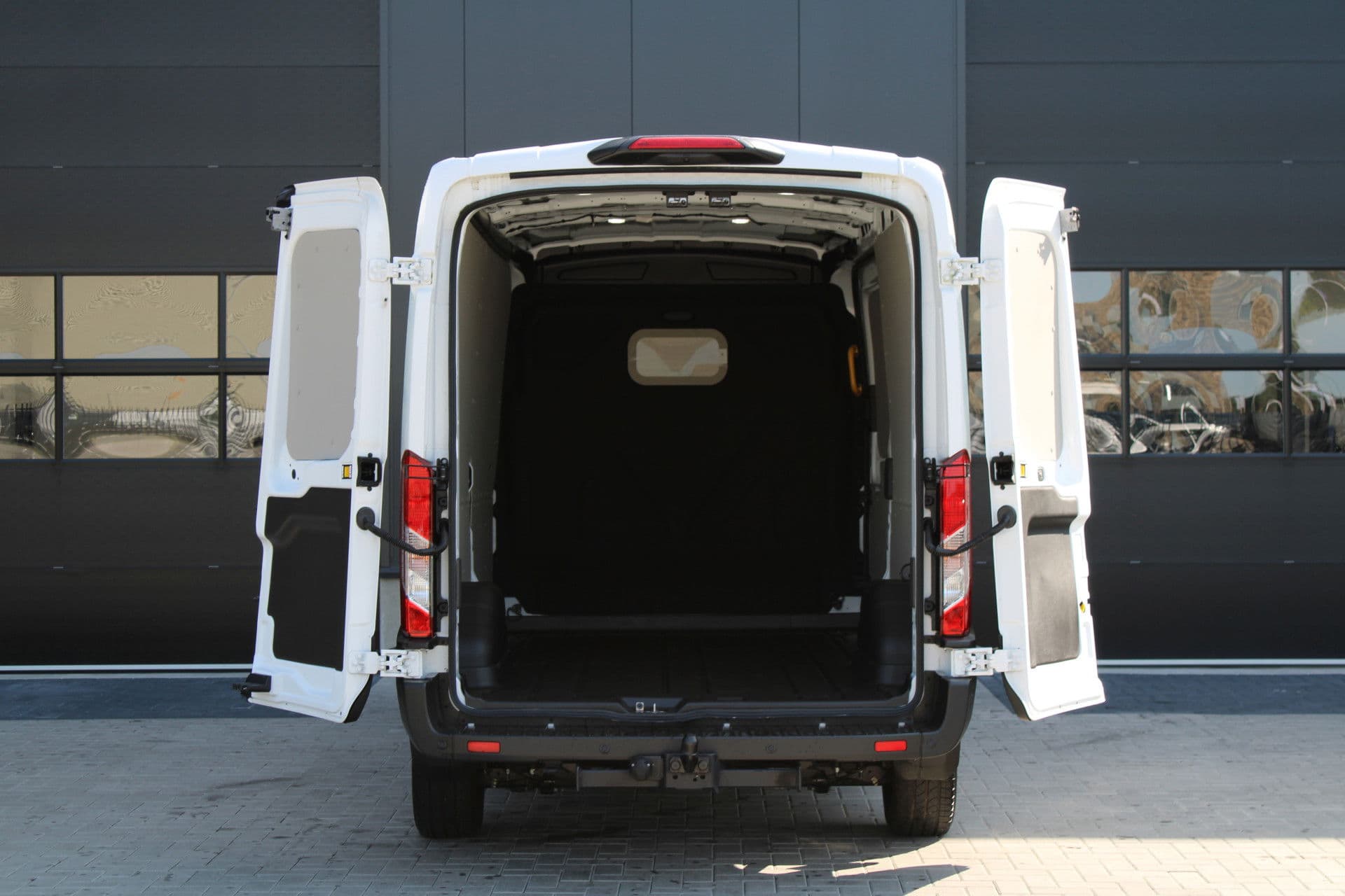 Ford Transit 350 2.0 TDCI L3H2 Trend 130pk Trend - Navigatie - Blind Spot - Adaptive cruise - Camera - 270gr deuren - Trekhaak - Rijklaar thumbnail 4