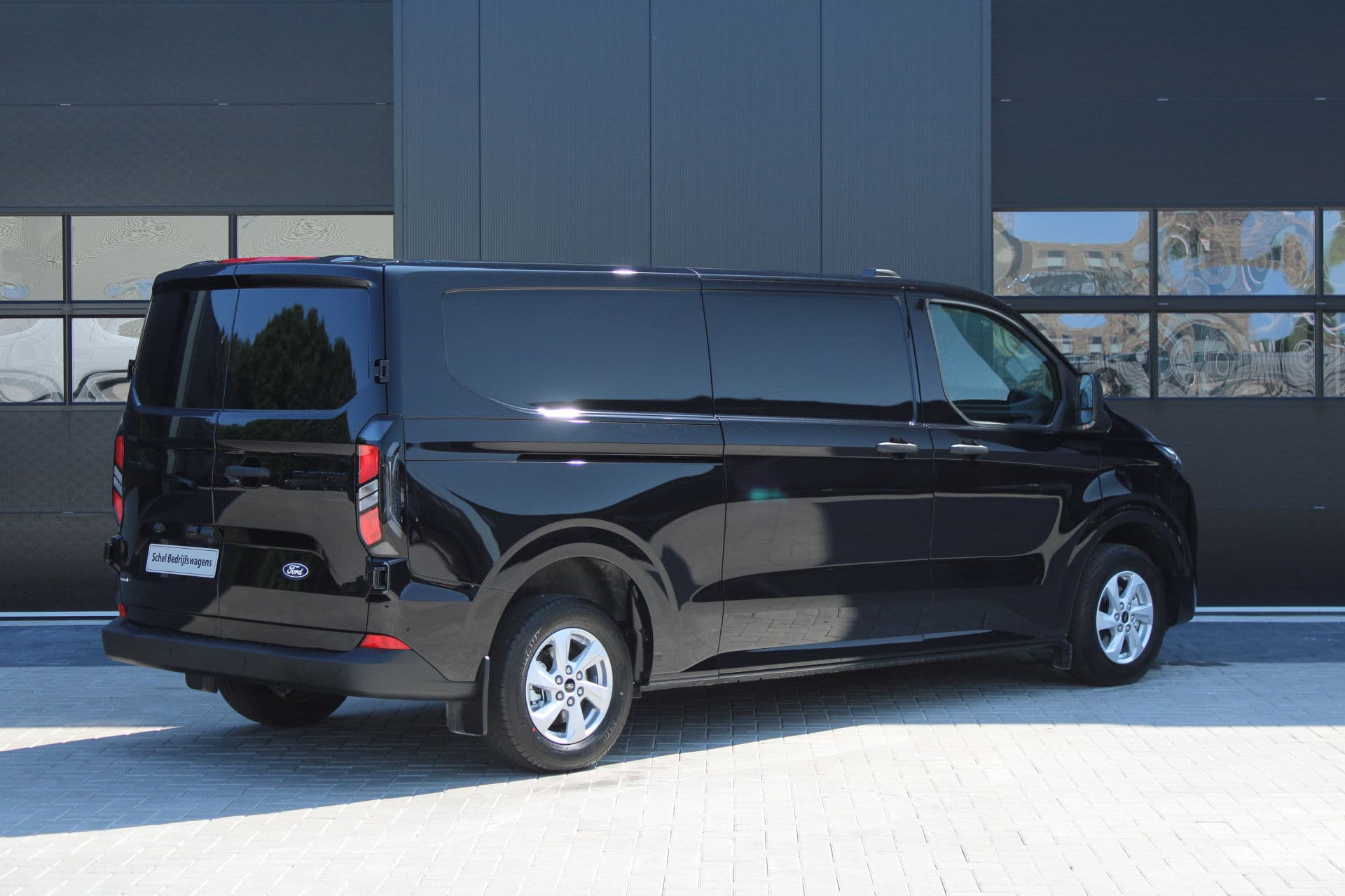 Ford Transit Custom 320 2.5 PHEV L2H1 Trend 232pk - 5 jaar GARANTIE - 2x Schuifdeur - Adaptive Cruise - Blind Spot - Navigatie - Camera - Verwarmd Stuur - Rijklaar thumbnail 6