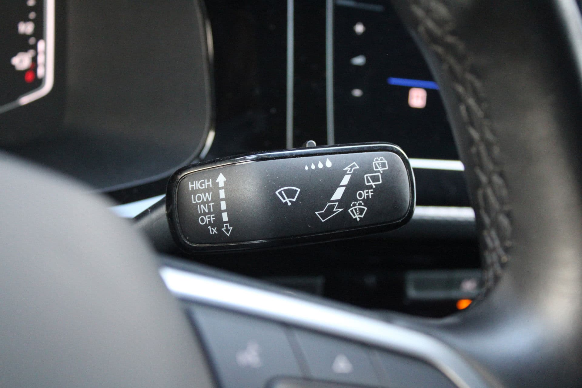 Volkswagen Transporter 2.0 TDI L2H1 28 Bulli 150pk - 20 Inch - Camera - Trekhaak - Leder - ACC - LED - Rijklaar thumbnail 30