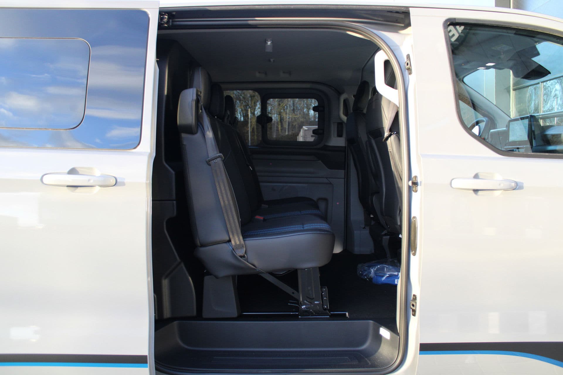 Ford Transit Custom 320 2.5 PHEV L1H1 Sport DC 232pk - 2x Schuif - 360 Camera - ACC - Keyless - Stoel/Stuurverwarming - Blindspot - Incl BPM - Rijklaar thumbnail 42