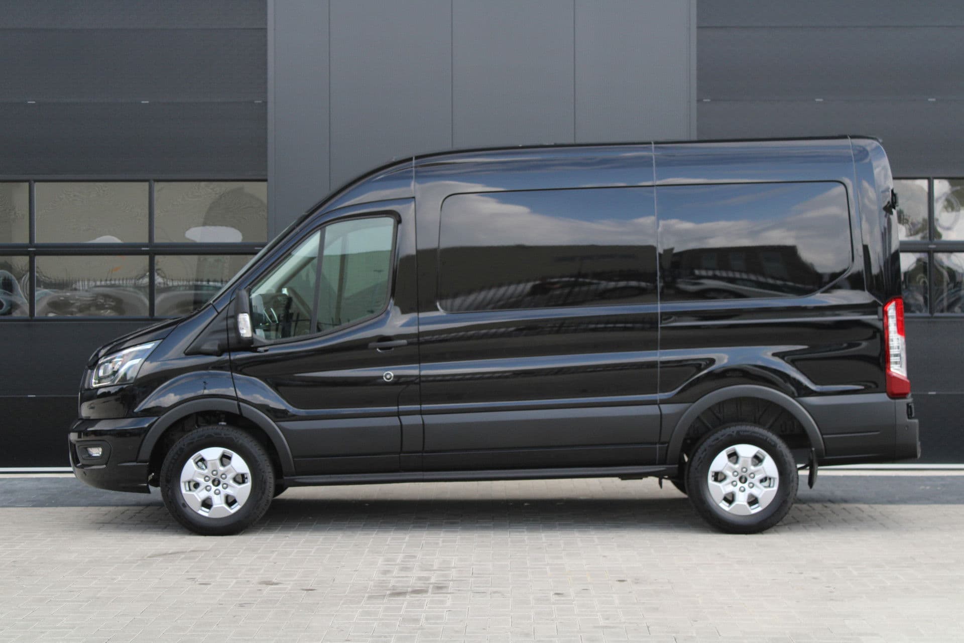 Ford Transit 350 2.0 TDCI L2H2 Limited 165pk - Adaptive Cruise - Xenon - Navi - Blind Spot - 360 camera - Rijklaar thumbnail 29