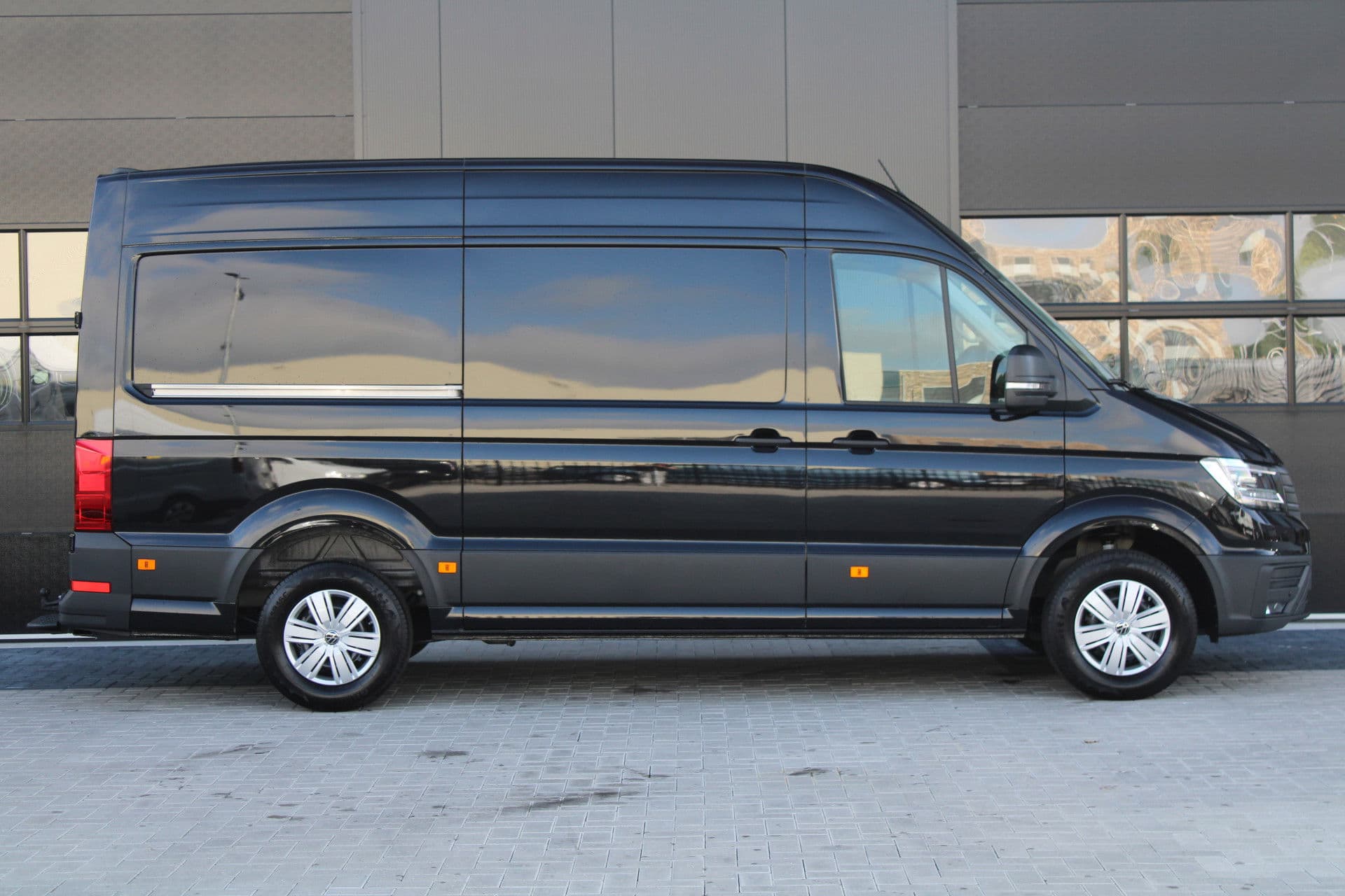 Volkswagen Crafter 35 2.0 TDI L3H3 177pk - Facelift - Navigatie - LED - Geveerde stoel - Virtual cockpit - Camera - Trekhaak - Stoelverwarming - Rijklaar thumbnail 38