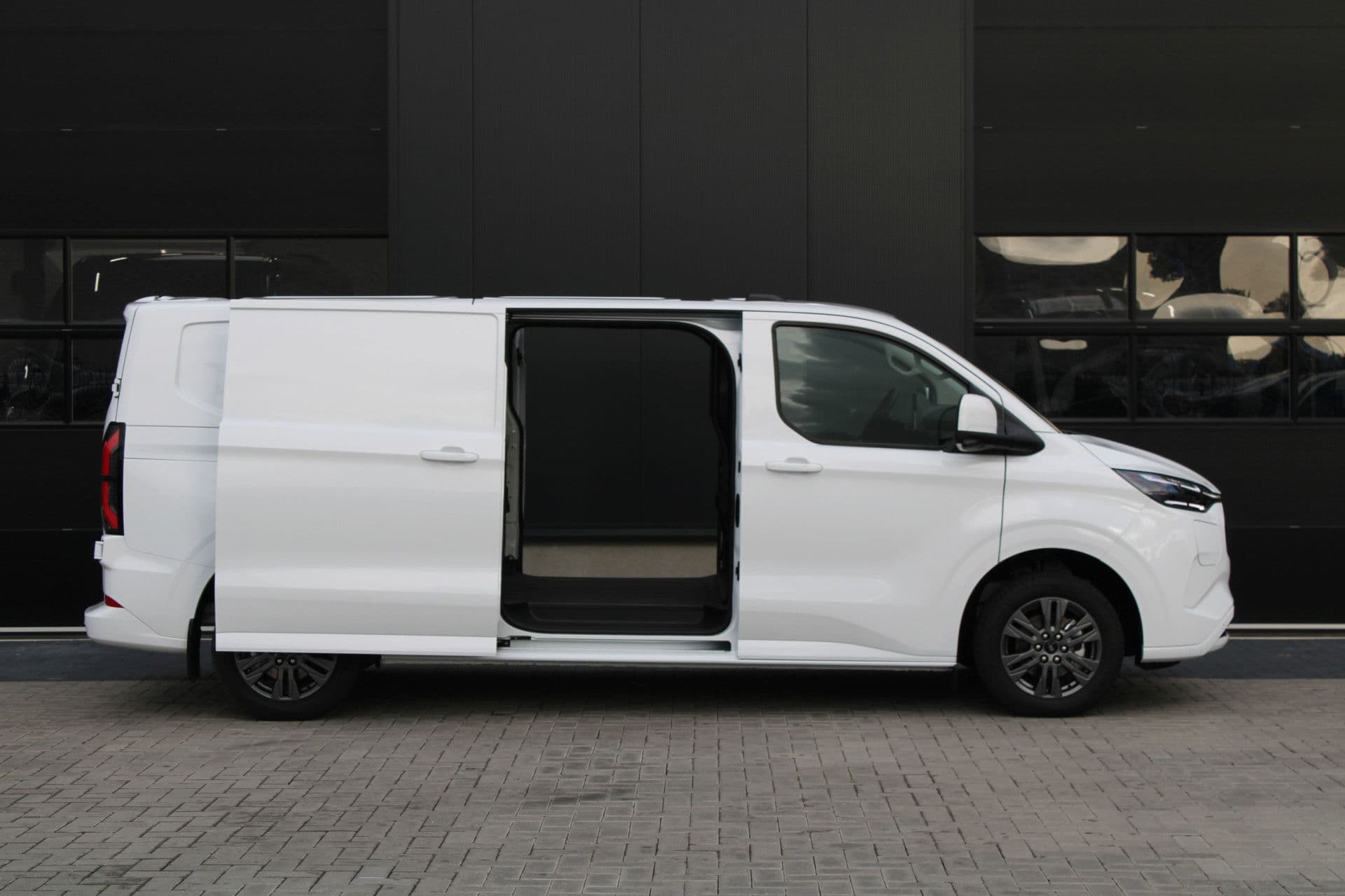 Ford E-Transit Custom 340 L2H1 Limited 65 kWh 218pk - 2x Schuif - LED - 360 Camera - B&O - ACC - Navi - Stoel/Stuurverwarming - Rijklaar thumbnail 6