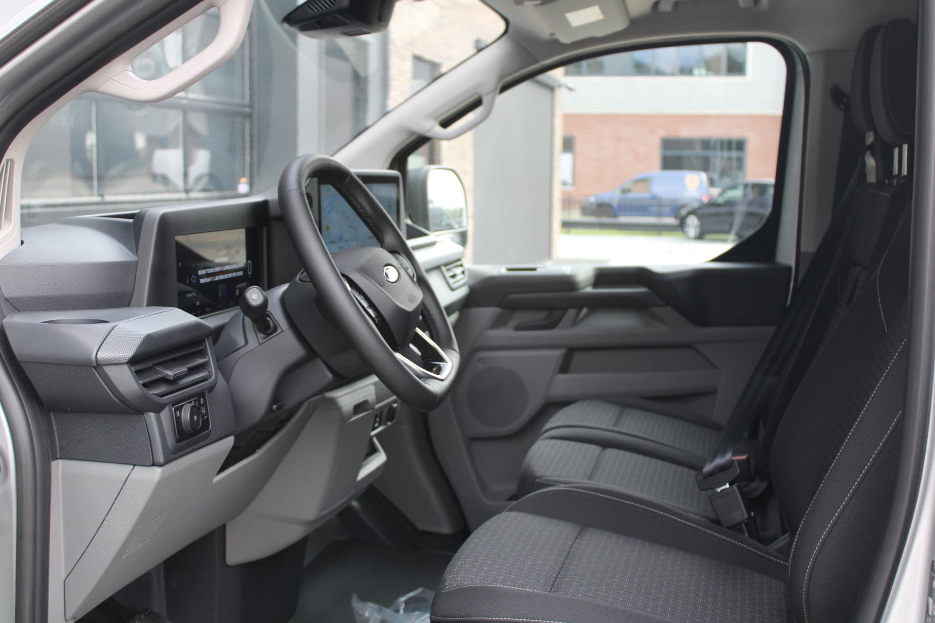 Ford Transit Custom 320 2.5 PHEV L2H1 Trend 232pk - 5 jaar GARANTIE - 2x Schuifdeur - Adaptive Cruise - Blind Spot - Navigatie - Camera - Verwarmd Stuur - Rijklaar thumbnail 35