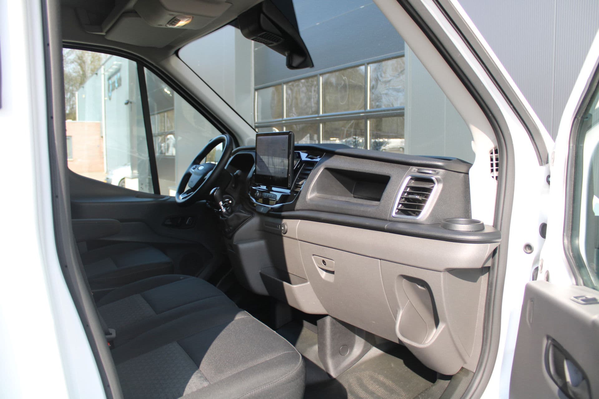 Ford Transit 350 2.0 TDCI L4H3 Trend RWD 130pk - 270gr deuren - Camera - Cruise - Carplay - Airco - PDC - Rijklaar thumbnail 31