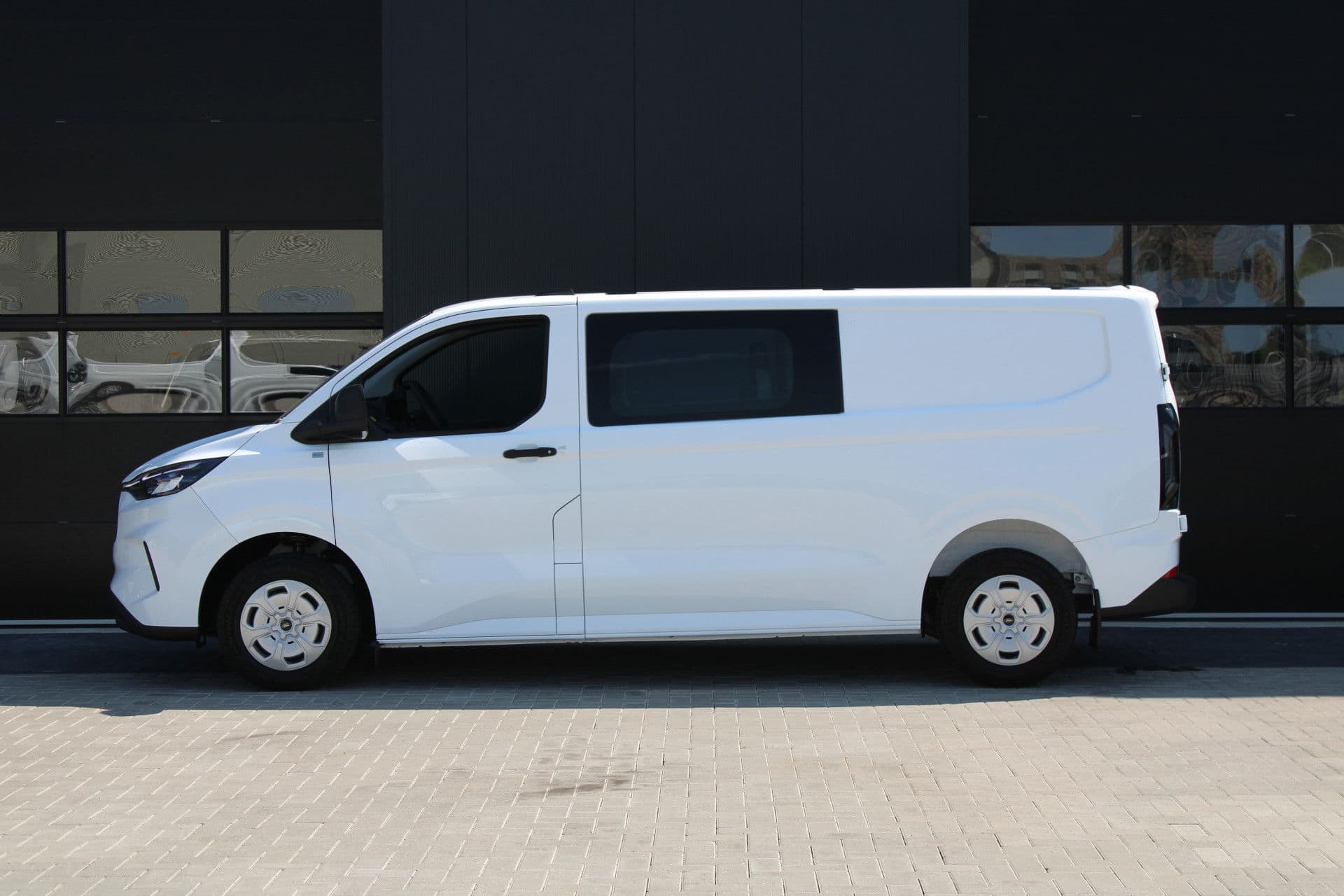 Ford Transit Custom 320 2.0 TDCI L2H1 Trend DC 136pk - Carplay - Android - Camera - Trekhaak - LED koplampen - Stoelverwarming - Draadloos laden - Rijklaar thumbnail 10