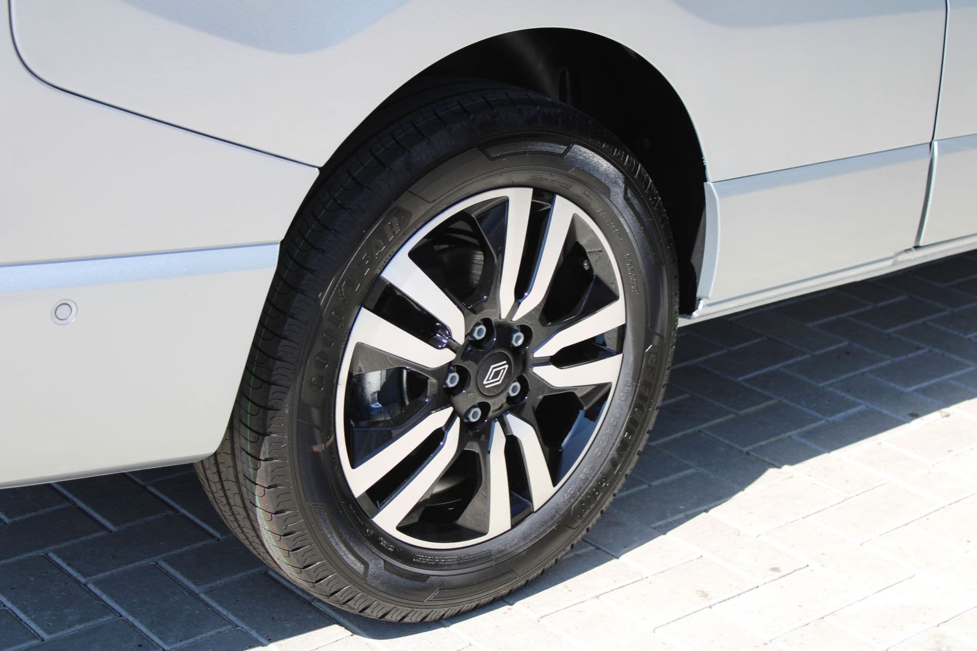 Renault Trafic 2.0 Blue dCi 170pk T29 L2H1 Extra DC - 2x Schuifdeur - Carplay - LED - Blind Spot - Navigatie - Camera - Trekhaak - Stoelverwarming - Rijklaar thumbnail 42