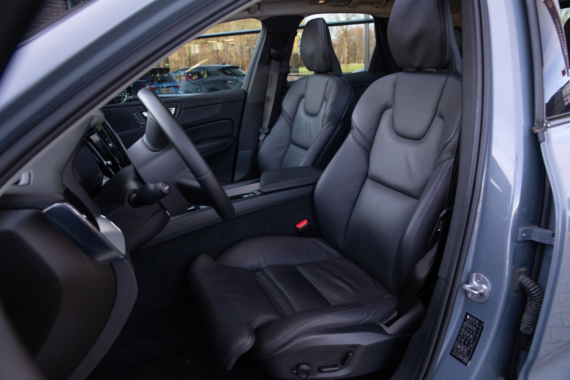 Volvo XC60 2.0 T6 Plug-in hybrid AWD Plus Dark , Panoramadak, Keyless entry, Carplay, thumbnail 4