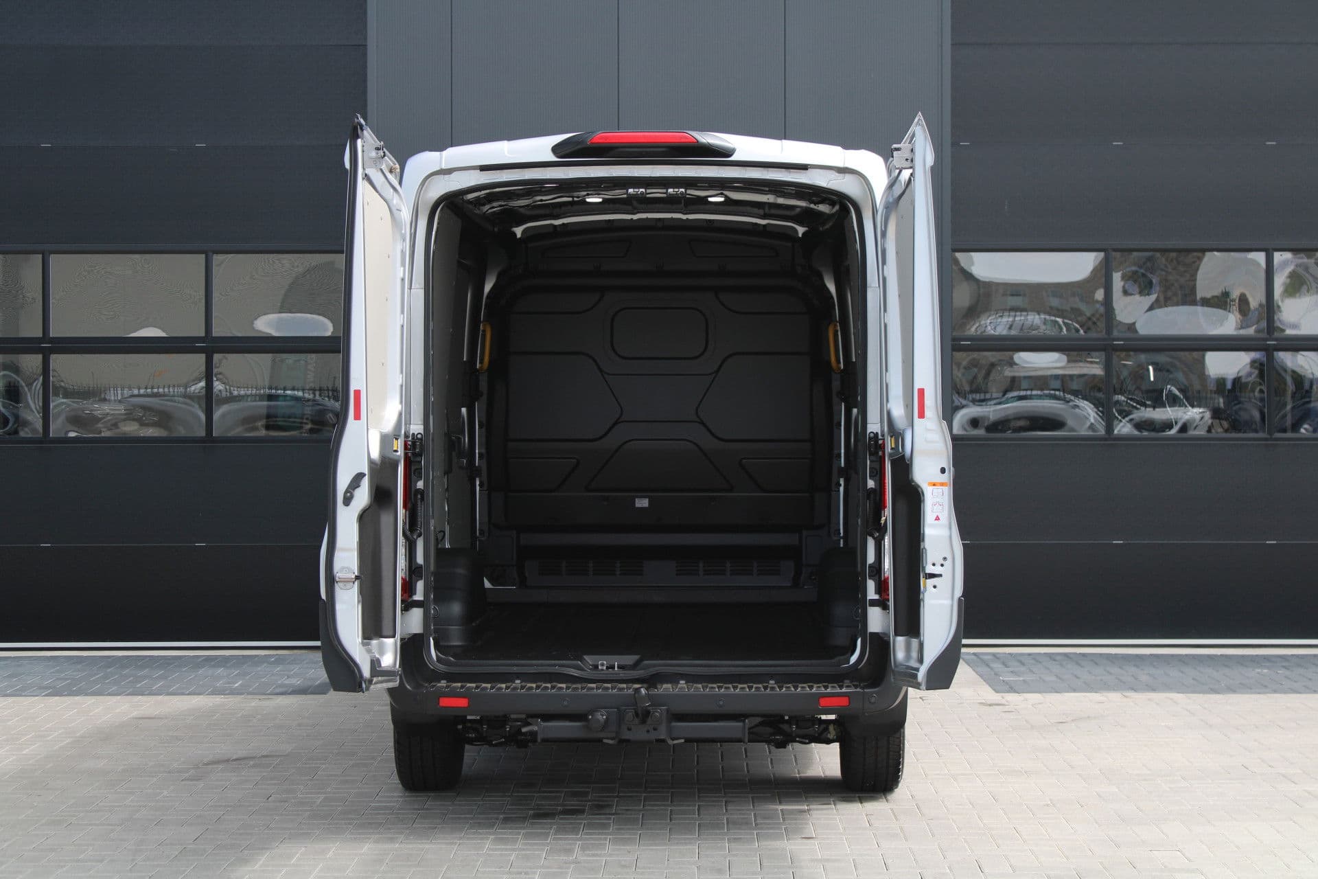 Ford Transit 350 2.0 TDCI L2H2 Trend 165pk - Facelift - 2x Schuifdeur - Adaptive Cruise - Navigatie - Blind Spot - 360 Camera - Stoel - Stuurverwarming - Rijklaar thumbnail 4