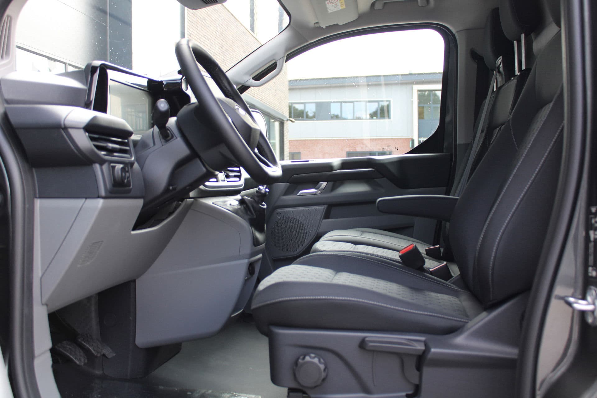 Ford Transit Custom 320 2.0 TDCI L2H1 Limited 150pk - Adaptive Cruise - Verwarmd stuur - Blind spot - Navigatie - Camera - Draadloos laden - Rijklaar thumbnail 12