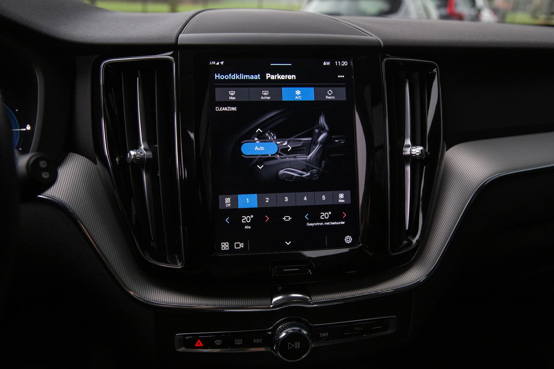 Volvo XC60 2.0 T6 Plug-in hybrid AWD Plus Dark , Panoramadak, Memory, Leer thumbnail 18