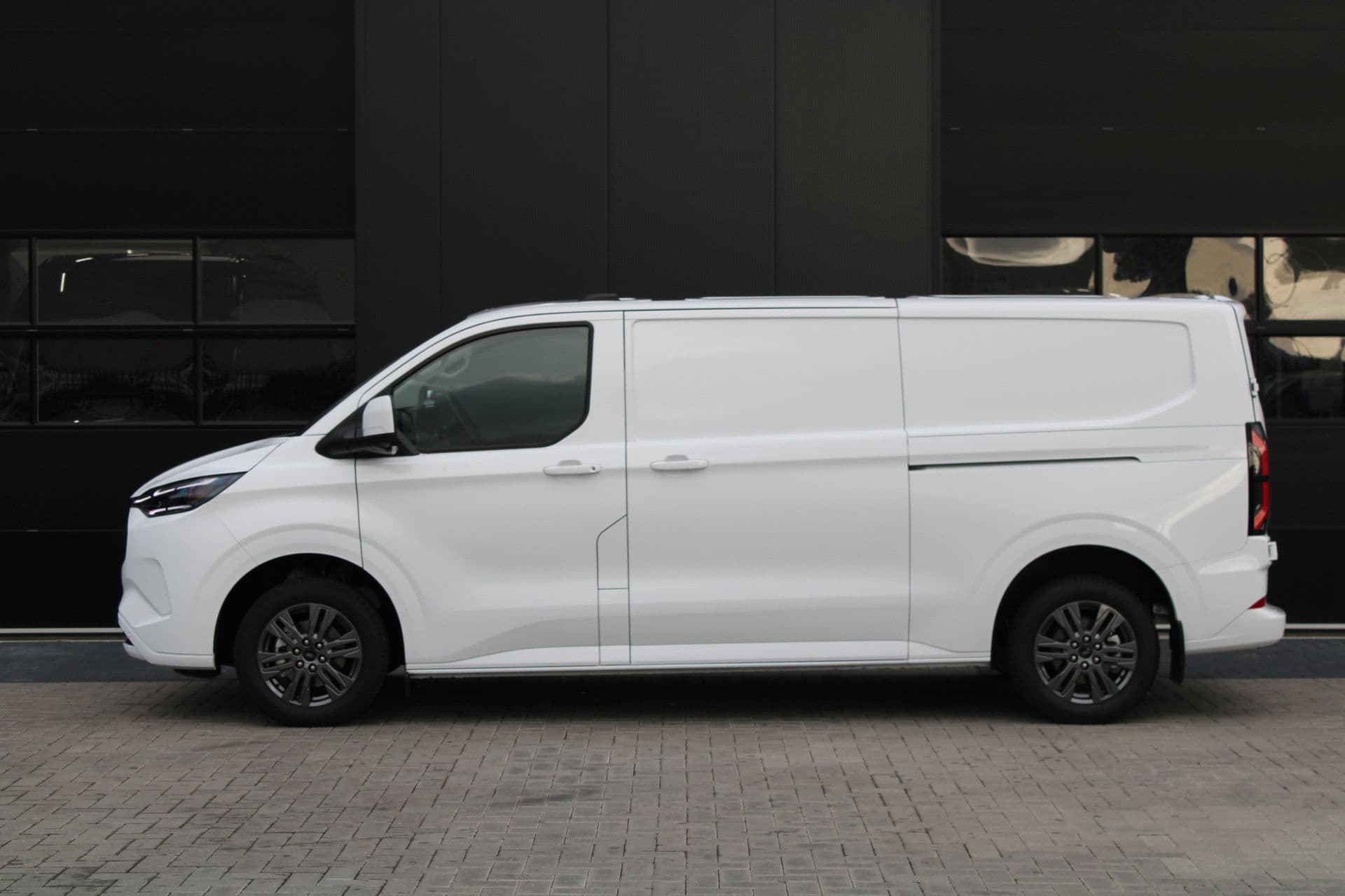 Ford E-Transit Custom 340 L2H1 Limited 65 kWh 218pk - 2x Schuif - LED - 360 Camera - B&O - ACC - Navi - Stoel/Stuurverwarming - Rijklaar thumbnail 12
