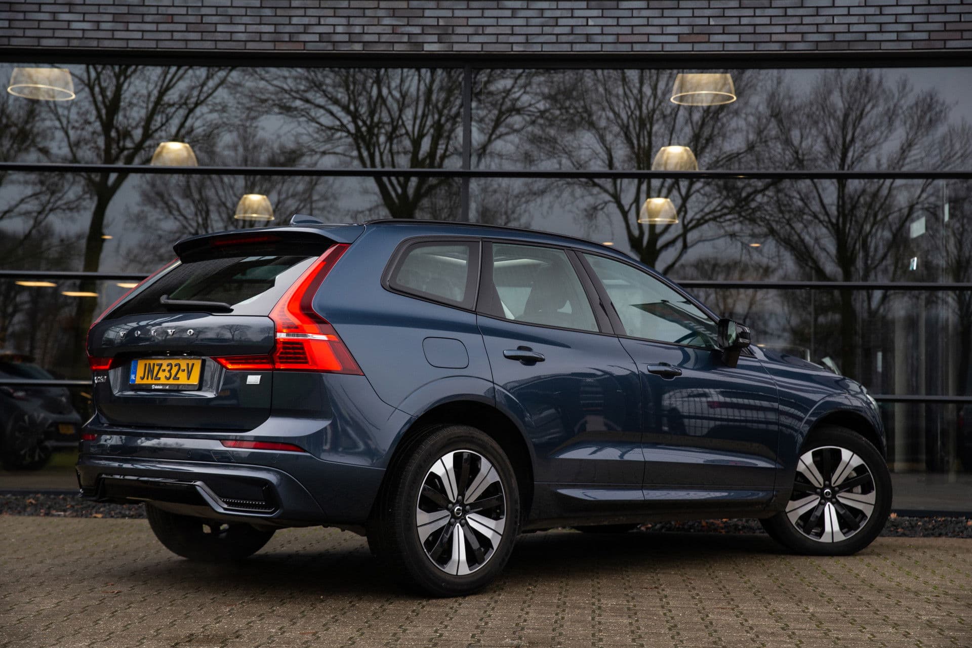 Volvo XC60 2.0 T6 Plug-in hybrid AWD Plus Dark , Panoramadak, Memory, Leer thumbnail 2