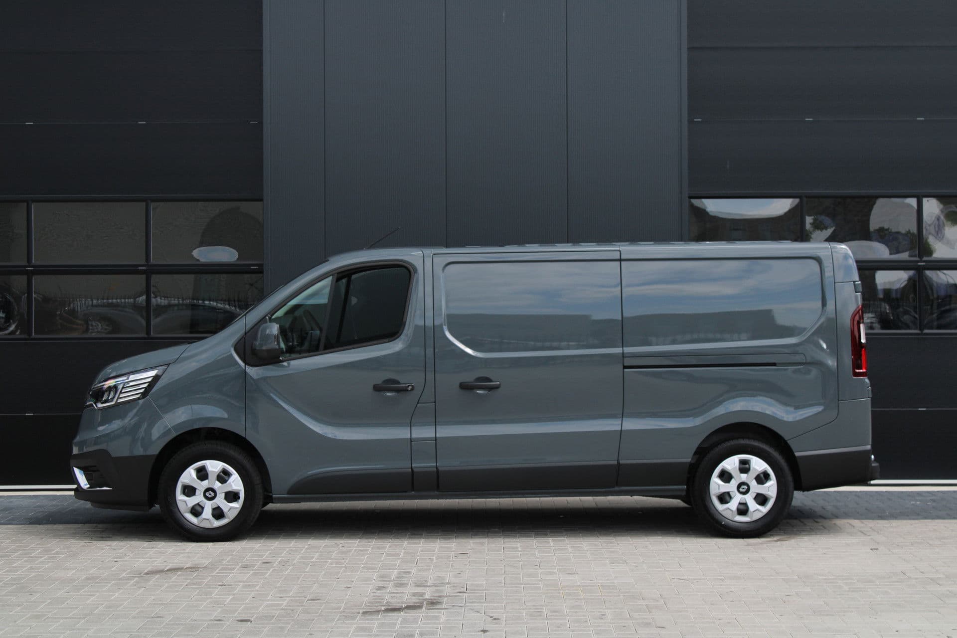 Renault Trafic 2.0 Blue dCi 130pk T30 L2H1 Advance - 2x Schuifdeur - Achteruitrijcamera - Carplay - Android - Allseason - Trekhaak - Rijklaar thumbnail 35