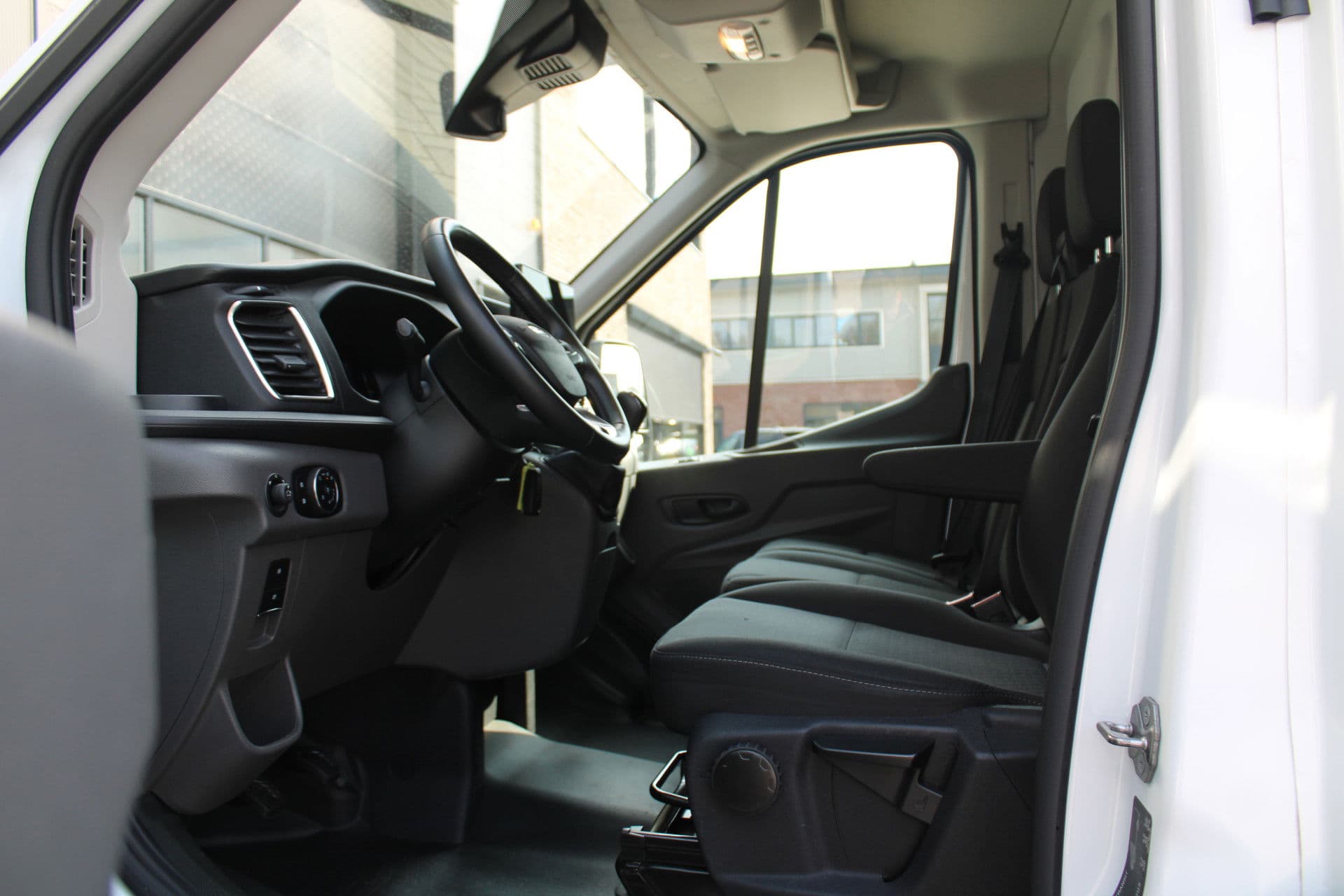 Ford Transit 350 2.0 TDCI L4H3 Trend RWD 130pk - 270gr deuren - Camera - Cruise - Carplay - Airco - PDC - Rijklaar thumbnail 16