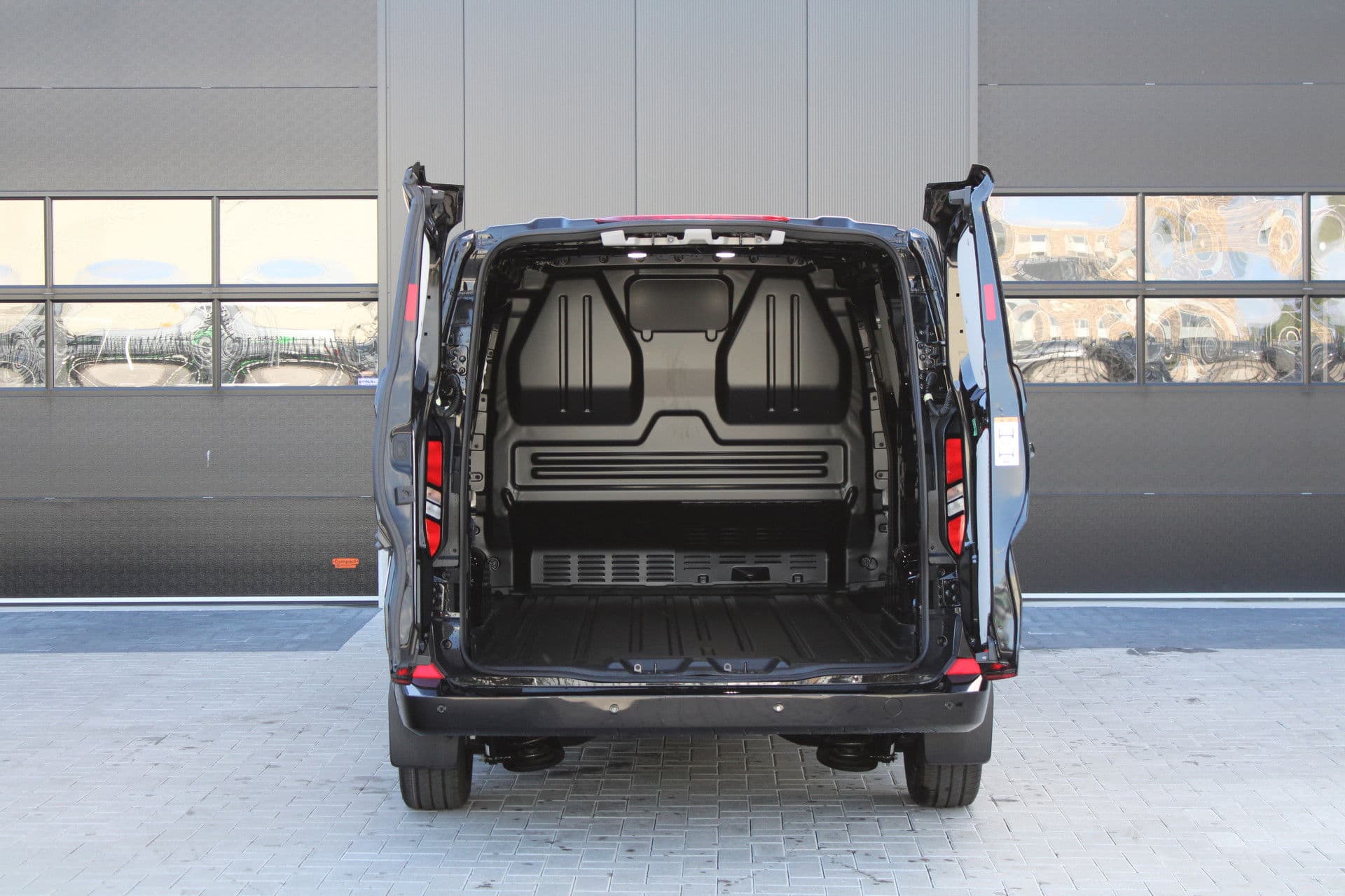 Ford Transit Custom 320 2.0 TDCI L2H1 Limited 150pk - Adaptive Cruise - Verwarmd stuur - Blind spot - Navigatie - Camera - Draadloos laden - Rijklaar thumbnail 8